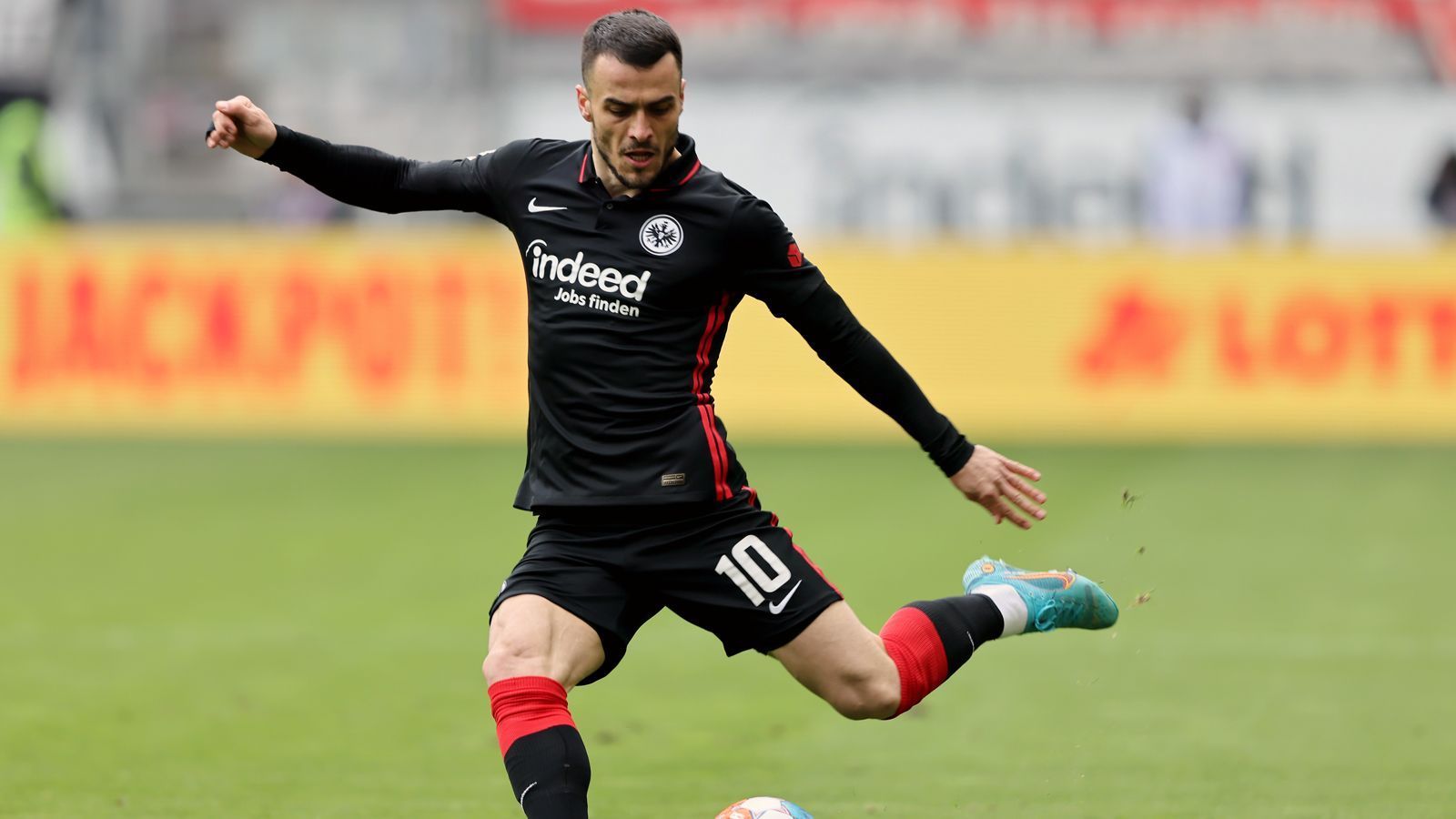 
                <strong>Filip Kostic (Eintracht Frankfurt)</strong><br>
                Auf Frankfurts Sportdirektor Markus Krösche wartet in den nächsten Wochen und Monaten einiges an Arbeit in Sachen perspektivische Vertragsverlängerungen. Allein drei Verträge von Stammspielern laufen 2023 aus, einer davon bei Filip Kostic. Der serbische Linksfuß wurde bereits im Sommer 2021 ganz intensiv von italienischen Klubs umworben. Nun soll Juventus Turin an ihm dran sein. Laut "Bild" will Europa-League-Sieger Frankfurt den Flügelflitzer durch eine Gehaltserhöhung halten. Bei der Unterschrift unter einen neuen Vertrag soll der Offensivmann künftig vier Millionen Euro kassieren, 1,5 Millionen Euro mehr als aktuell.
              