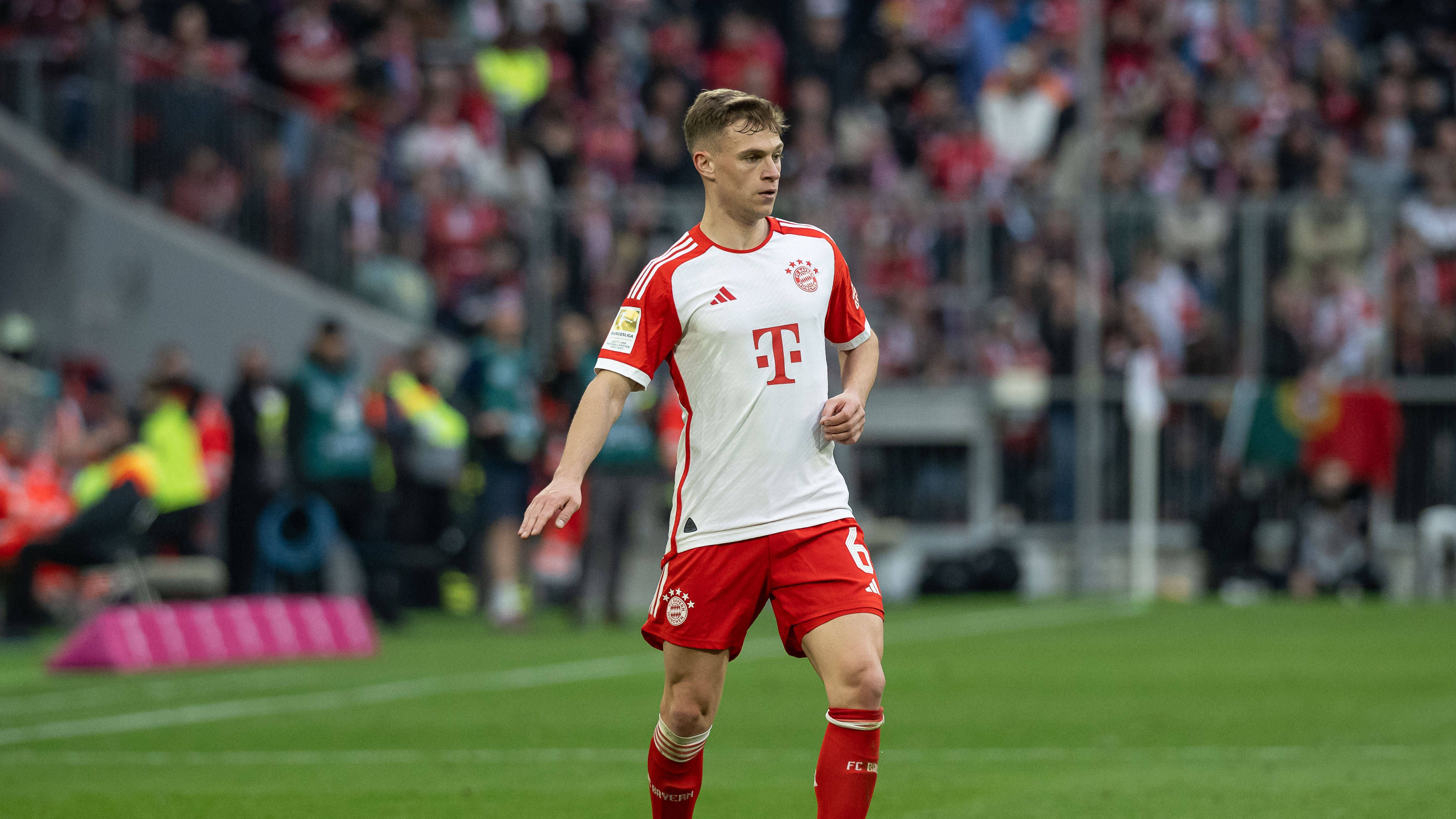 <strong>Kimmich glänzt und geht dauerhaft nach hinten rechts&nbsp;</strong><br>Immer wieder wird über die Position von Joshua Kimmich diskutiert. Spielt er auf der Sechs oder doch hinten rechts? Bundestrainer Julian Nagelsmann hat bereits bekanntgegeben, dass er Kimmich bei der Heim-EM hinten rechts sieht. So sieht es aktuell auch Bayern-Trainer Thomas Tuchel.