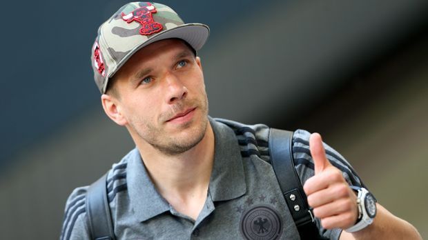 
                <strong>Lukas Podolski: Seine besten Sprüche</strong><br>
                Lukas Podolski kehrt der deutschen Nationalmannschaft den Rücken zu und konzentriert sich auf seine Vereinskarriere. Beim Freundschaftsspiel gegen England wird der 31-Jährige zum 130. und letzten Mal das Trikot mit dem Adler auf der Brust tragen. Im DFB-Team war Poldi vor allem als Spaßvogel bekannt und nahm kein Blatt vor den Mund. ran.de hat die besten Sprüche von Lukas Podolski zusammengetragen.
              