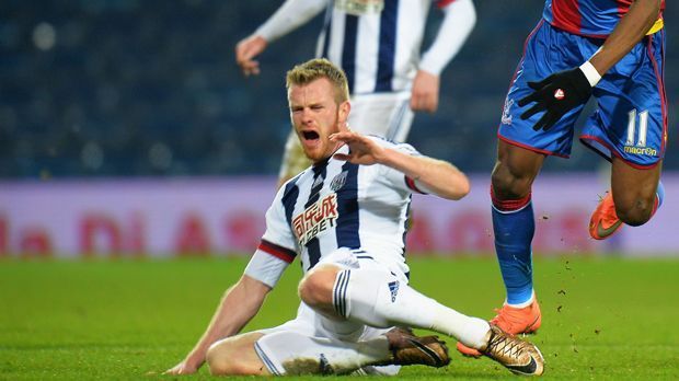 
                <strong>Chris Brunt (Nordirland)</strong><br>
                Chris Brunt (Nordirland): Die nordirische Nationalmannschaft muss bei der Europameisterschaft auf Chris Brunt verzichten. Der Premier-League-Spieler von West Brom Albion reißt sich im Spiel gegen Crystal Palace das Kreuzband und fällt sechs Monate aus. Besonders bitter: Nordirland nimmt zum ersten Mal an einer EM teil. 
              