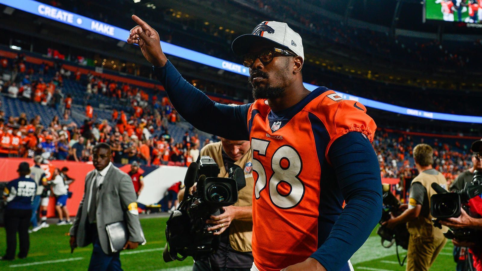 
                <strong>Denver Broncos</strong><br>
                Noch ist es schwer, die Mannschaft von Vic Fangio abschließend zu bewerten. Die bisherigen Gegner aus New York und Jacksonville haben alle Saisonspiele verloren und kämpfen eher um den Nummer-1-Pick als um die Playoffs. Mit den Baltimore Ravens erwarten Von Miller und Co. am 4. Spieltag den ersten richtigen Test in dieser Spielzeit. Die Defense sah gegen Daniel Jones, Trevor Lawrence und Zach Wilson exzellent aus, doch wie viel das Wert ist, wird sich spätestens gegen Lamar Jackson zeigen. Klar ist aber, dass die Bronocs mit Bridgewater auf der Quarterback-Position und einem insgesamt sehr breitem Kader ein Playoff-Kandidat sind.
              
