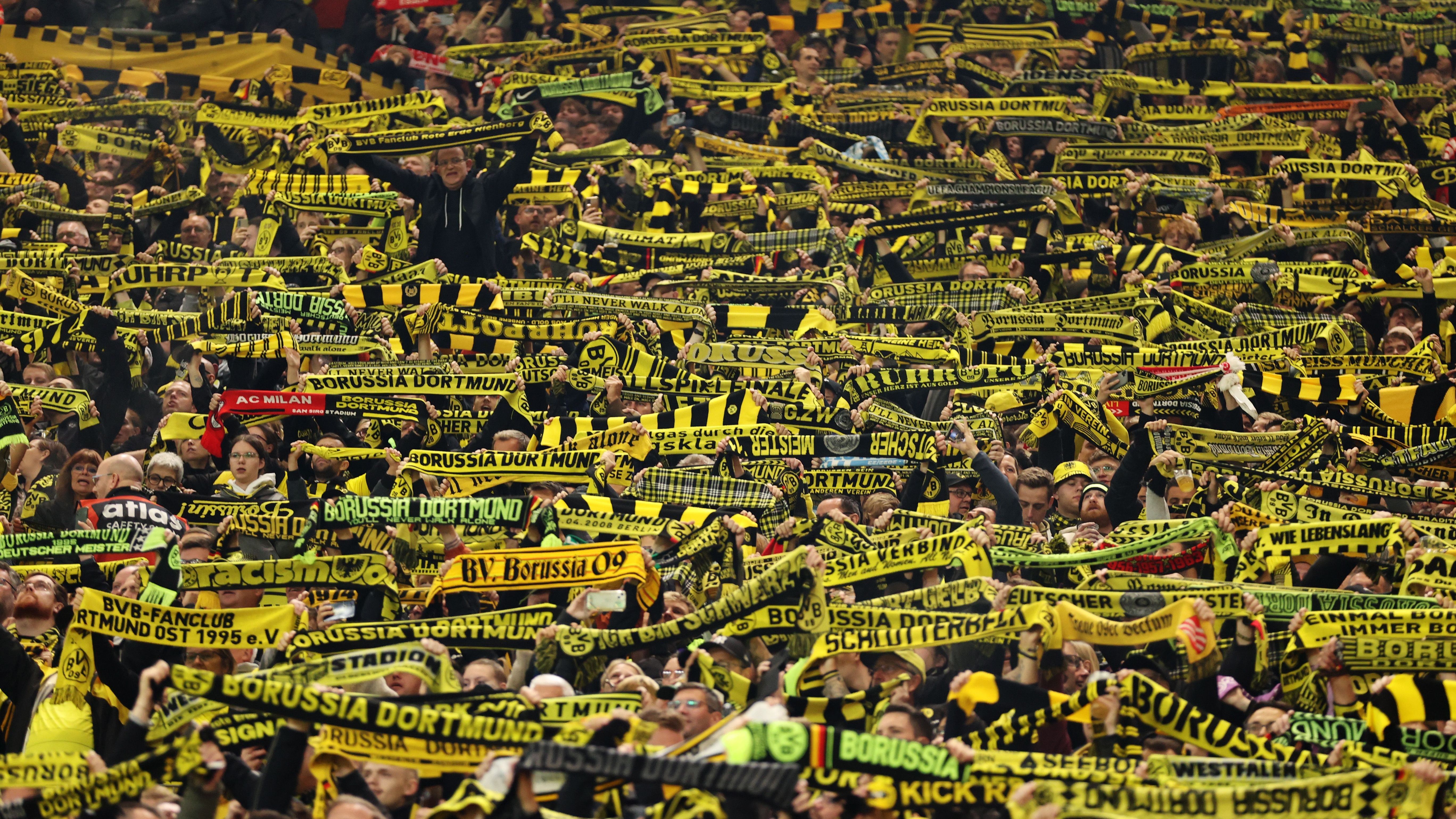 <strong>Borussia Dortmund</strong><br>"Schwarz und Gelb, Borussen in der Seele, unsere Liebe für den BVB, die ist echt und fehle. Gegründet 1909, in Dortmund sind wir daheim, vor der Gelben Wand, dort wo wir steh'n. Echte Liebe, im Herzen ganz tief drin, Borussia Dortmund, für immer werden wir zu euch seh'n."