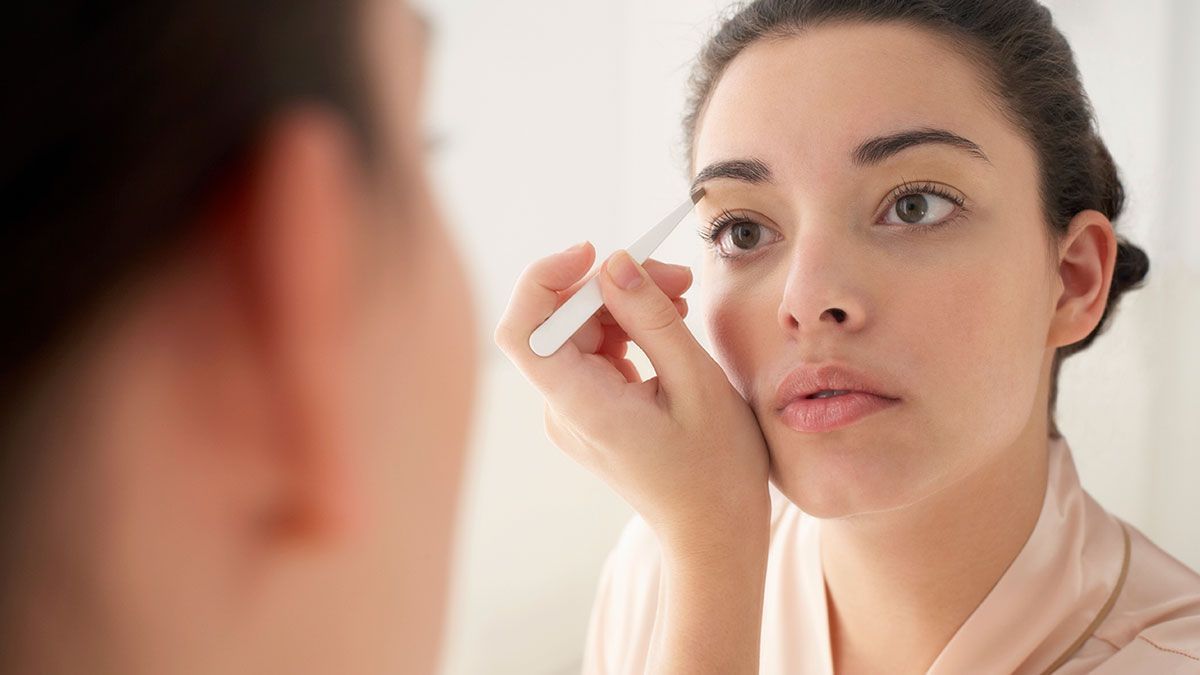 Augenbrauen zupfen, trimmen und waxen – hier findet ihr eine Anleitung für das perfekte Augenbrauen-Styling.