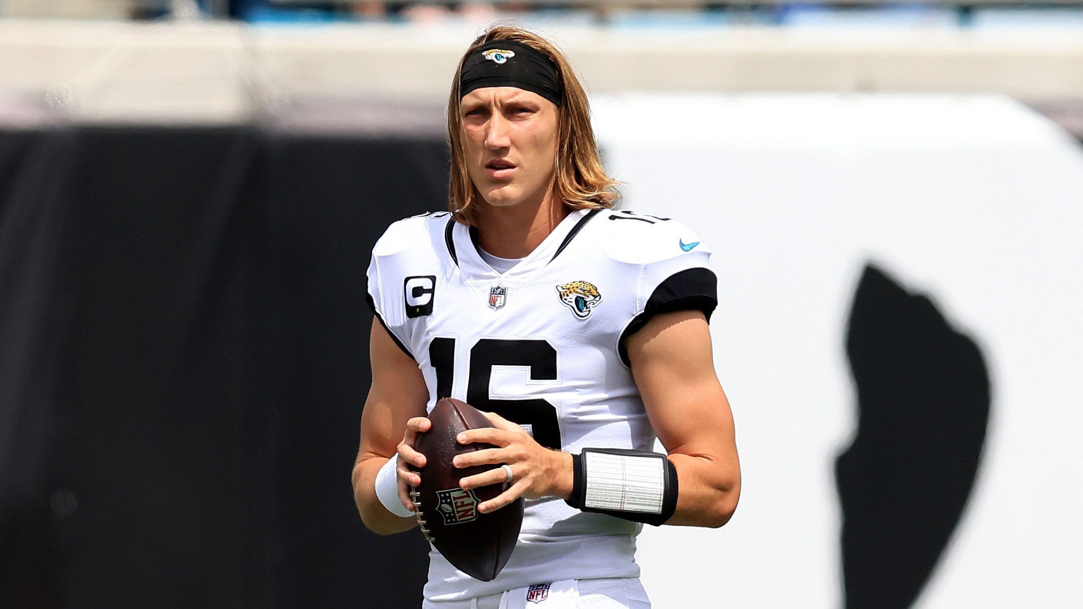 
                <strong>Trevor Lawrence (2021)</strong><br>
                Der Nummer-1-Pick hat noch Anlaufschwierigkeiten. Mit fünf Interceptions aus den ersten beiden Spieltagen ist Trevor Lawrence noch nicht in der Liga angekommen. In der vergangenen Woche brachte der Quarterback der Jaguars darüber hinaus nur 42 Prozent seiner Pässe an den Mann - ein unterirdischer Wert. Doch der 21-Jährige hat am College gezeigt, wozu er fähig ist und wurde nicht umsonst an Nummer eins gepickt. Mit ein bisschen Eingewöhnungszeit wird Lawrence in den kommenden Wochen mit Sicherheit deutlich bessere Leistungen abrufen können.Passing Yards: 450 , Touchdowns: 4, Interceptions: 5, Bilanz: 2 Niederlagen
              