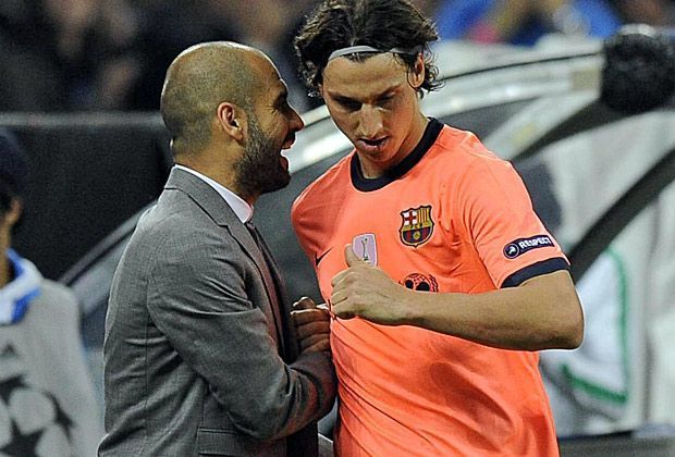 
                <strong>Der Machtkampf zwischen Pep Guardiola und Zlatan Ibrahimovic</strong><br>
                Auch Guardiola macht keinen Halt vor großen Namen. Zlatan Ibrahimovic lässt der spanische Erfolgstrainer bei Barca auf der Bank schmoren, bis dieser nach nur einer Saison die Flucht zum AC Mailand ergreift. Noch heute ätzt der schwedische Superstar gegen Pep.
              