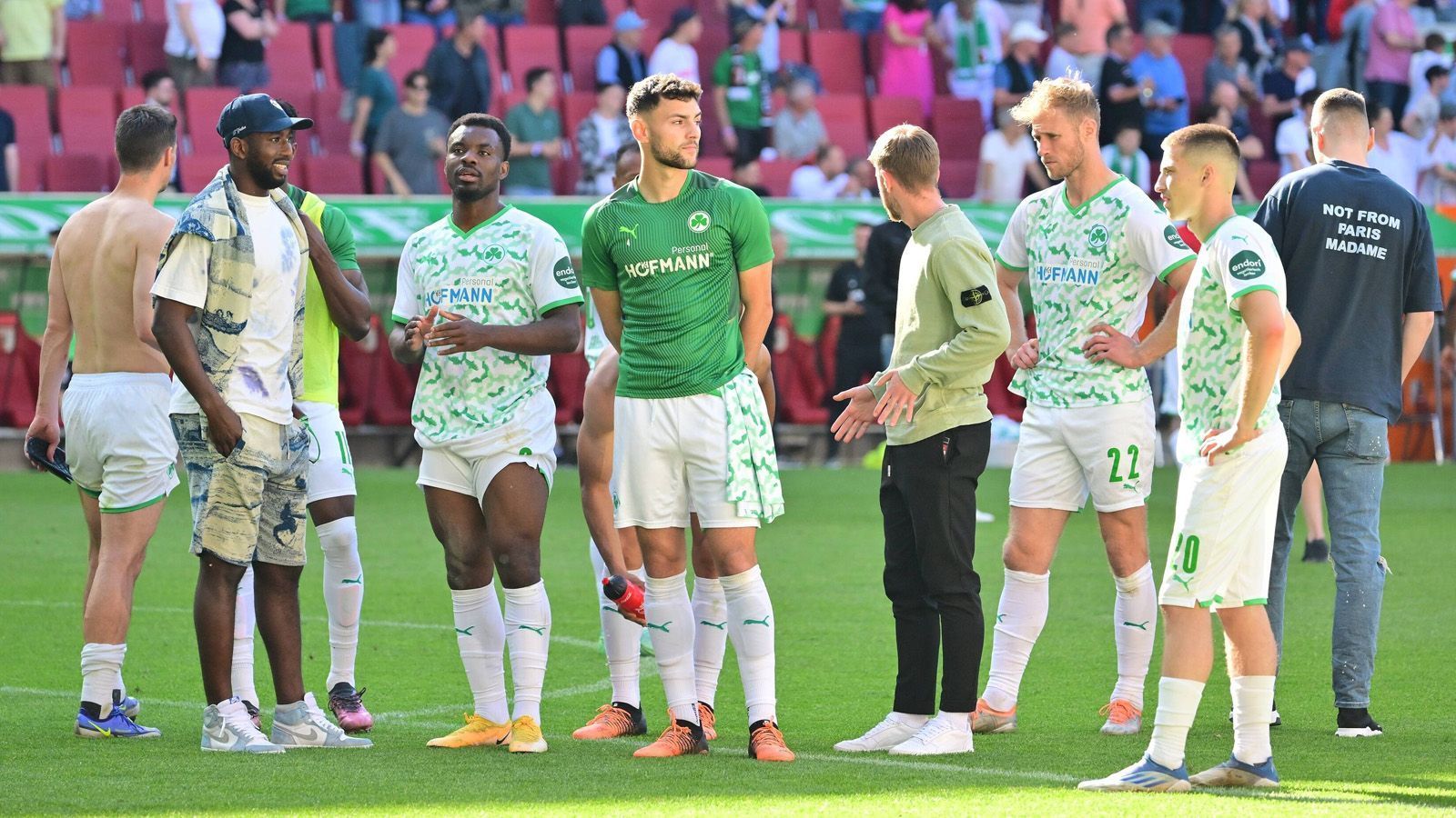 
                <strong>Verlierer: SpVgg Greuther Fürth</strong><br>
                Fürth konnte einem schon leidtun. Schon Mitte April war der Abstieg der Franken unter Dach und Fach. Prädikat: nicht bundesligatauglich. Und quasi der Gegenentwurf von Mit-Aufsteiger VfL Bochum. Immerhin, die Fürther kämpften tapfer bis zum Ende. Mit 13 Punkten in der Rückrunde hinterließen sie am Ende einen besseren Eindruck als Bielefeld und Hertha.
              