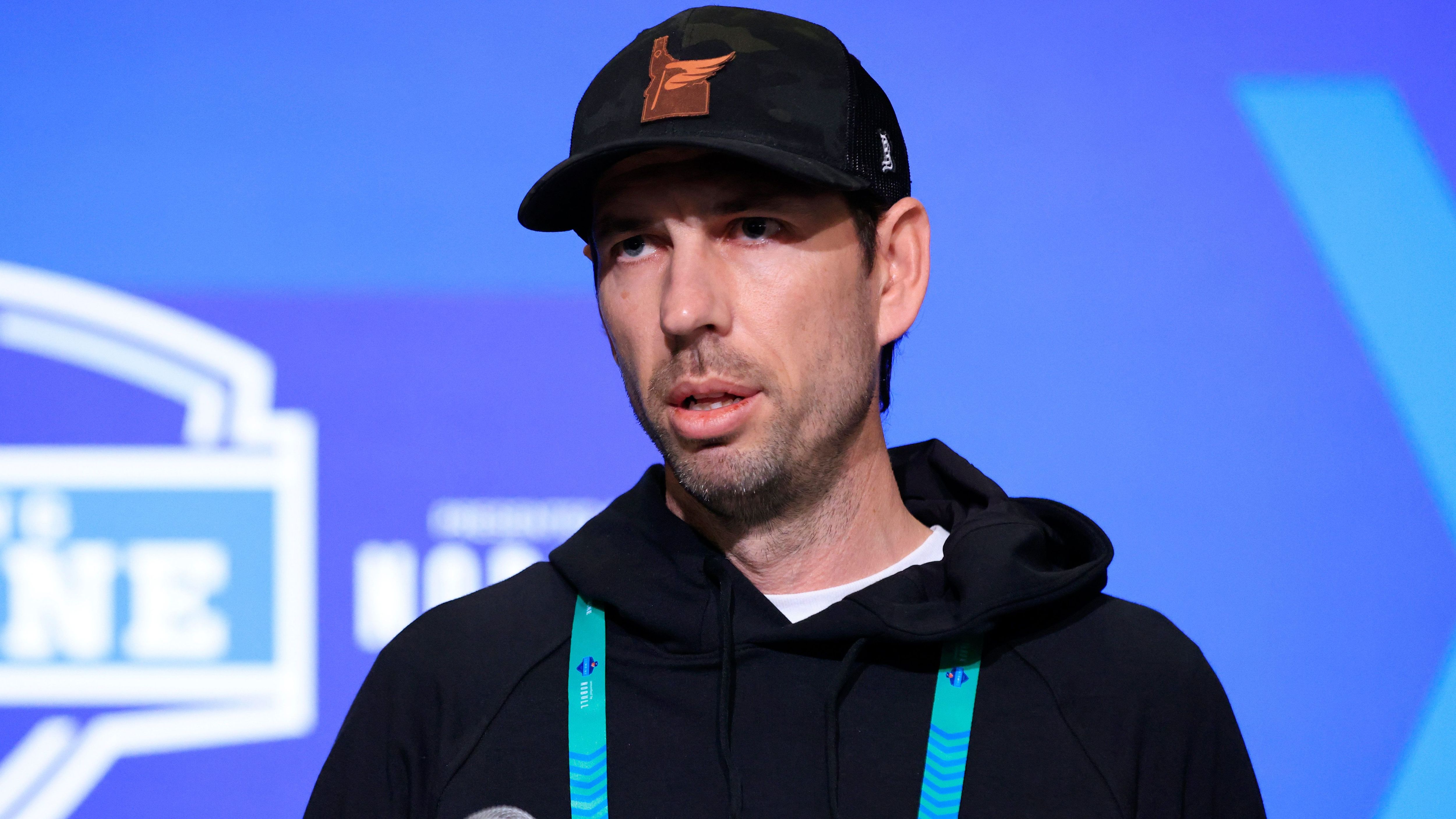 
                <strong>Indianapolis Colts</strong><br>
                Zwar haben die Indianapolis Colts den vierten Pick im Draft inne, wenn sie aber auf Nummer sicher gehen möchten und den drittbesten Quarterback haben wollen, könnten sie noch um einen Platz hochrutschen. Stroud und Young werden mit großer Wahrscheinlichkeit von den Texans und Panthers geschnappt. Wenn Indianapolis' neuer Coach Shane Steichen Richardson unbedingt haben möchte, sollten die Colts dafür gehen, denn einen QB-Need haben sie nach der Trennung von Matt Ryan zweifelsohne. Stellt sich lediglich die Frage, ob die Cardinals da mitgehen und nur einen Platz nach unten rutschen.
              