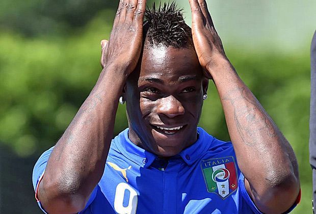 
                <strong>Mit Schimpf und Schande nach Hause</strong><br>
                Weniger gut lief es für Balotelli bei der WM 2014 in Brasilien. Zunächst traf er noch beim 2:1 gegen England, doch dann ging er wie die gesamte italienische Nationalmannschaft unter und schied nach der Vorrunde aus.
              