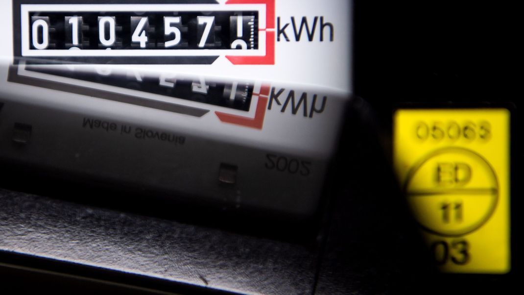 Rund 46 Cent je kWh zahlen Verbraucher:innen für Strom bei ihrem Grundversorger.