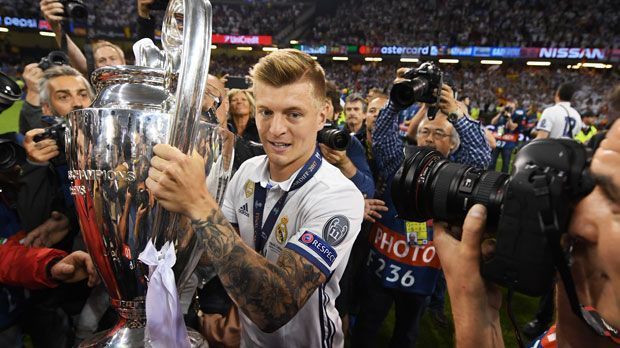 
                <strong>Toni Kroos (Real Madrid)</strong><br>
                Geboren in Greifswald, trat Toni Kroos 1997 dem örtlichen Fußballverein bei, für den er fünf Jahre kickte. Den Weg zur Weltkarriere schuf er sich schließlich bei Hansa Rostock, für die er von 2002 bis 2006 spielte, bevor er zum FC Bayern wechselte. 
              