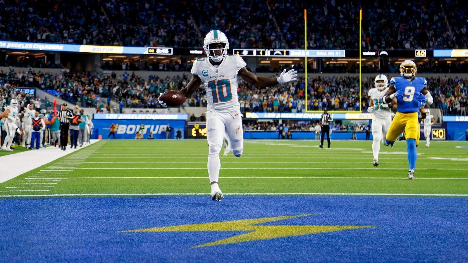 
                <strong>Week 14: Tyreek Hill (Miami Dolphins)</strong><br>
                Außergewöhnliche Leistung von Tyreek Hill. Bei der 17:23-Pleite seiner Miami Dolphins gegen die Los Angeles Chargers hat der Wide Receiver einen 57-Yard-Fumble-Return-Touchdown auf das Scoreboard gebracht. Mitte des zweiten Viertels verlor Teamkollege Jeff Wilson einen Fumble, der wiederum Hill vor die Füße fiel und zu seinem Mega-Run veranlasste. Der Passempfänger ist damit der erste Spieler der NFL-Geschichte, der Touchdowns auf fünf verschiedene Weisen erzielt hat: Receiving, Rushing, Kick Return, Punt Return und besagter Fumble Return.
              