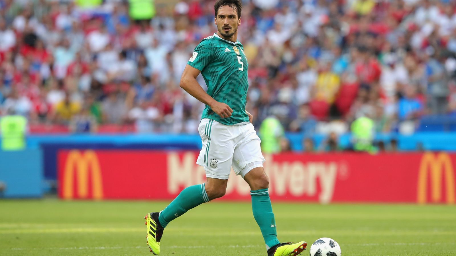 
                <strong>Mats Hummels</strong><br>
                Nach der WM 2018 wurde der damalige Bayern-Star Mats Hummels vom Bundestrainer aussortiert, doch nun darf sich der 32-Jährige doch bei der EM beweisen. Der jetzige Dortmunder spielt eine starke Saison und konnte sich zuletzt mit dem BVB durch einen 4:1-Sieg gegen Leipzig den DFB-Pokal sichern. Bislang bestritt der Verteidiger 70 Länderspiele, holte mit dem DFB-Team 2014 in Rio den WM-Titel. 
              