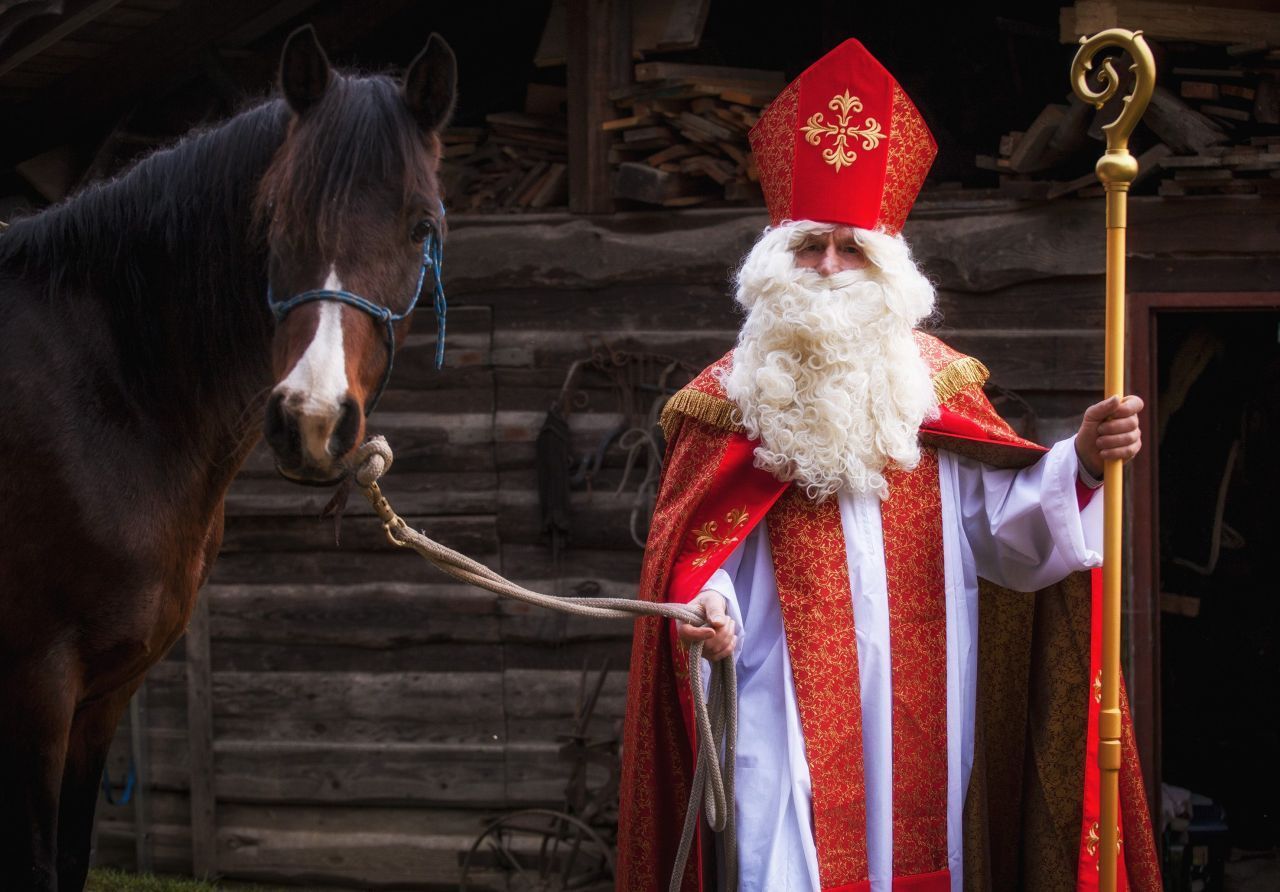 Alles beginnt mit dem heiligen Nikolaus und seinen guten Taten um circa 300 nach Christus: Der wohltätige Bischof Nikolaus von Myra wird nach seinem Tod am 6. Dezember zum Schutzpatron der Kinder. Seine Geschichte entwickelt sich zum weltweiten Vorbild.