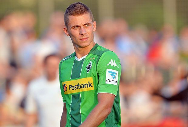 
                <strong>Thorgan Hazard (Borussia Mönchengladbach)</strong><br>
                Beim Namen Hazard denken Fans an Fußball der Extraklasse. Doch nicht nur Eden, sondern auch sein kleiner Bruder Thorgan ist ein klasse Kicker. In einem Interview hat Eden sogar gesagt, dass Thorgan mit mehr Talent gesegnet sei. Nicht umsonst war er 2013/14 Belgiens Fußballer des Jahres.
              