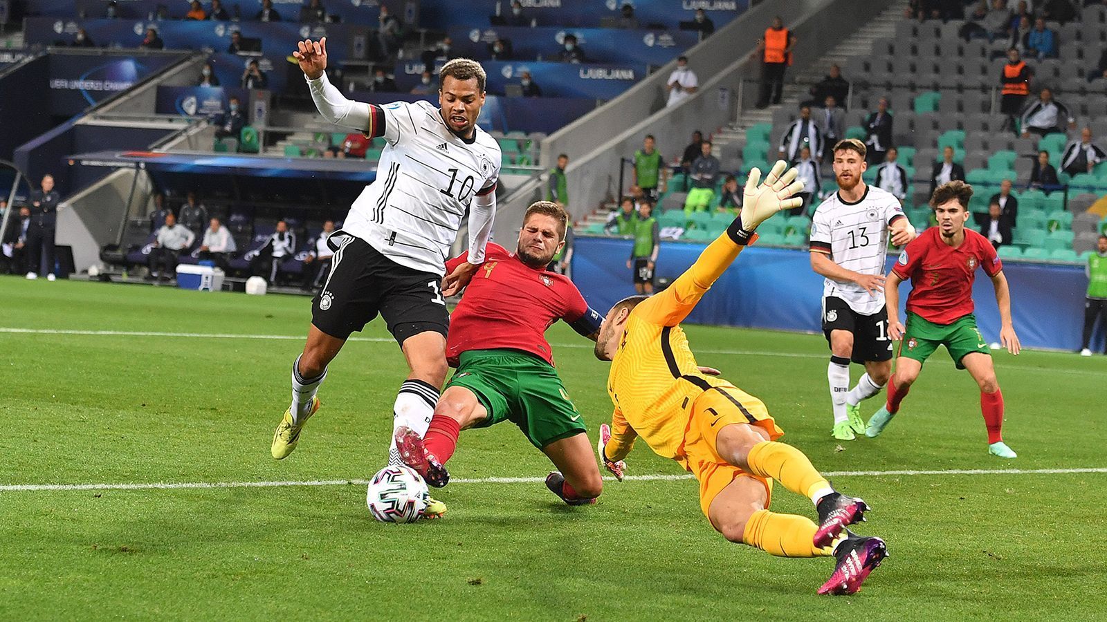 
                <strong>Lukas Nmecha (VfL Wolfsburg)</strong><br>
                Von Flicks Vorliebe für echte Mittelstürmer könnte auch ein anderer Angreifer profitieren: Nmecha schoss im Sommer die deutsche U21 zum EM-Titel über Portugal und erzielte auch in seinem ersten Bundesligaspiel nach dem Wechsel von Manchester City nach Wolfsburg direkt ein Tor. Für die A-Nationalmannschaft lief der 22-Jährige noch nicht auf, doch vielleicht sieht der neue Bundestrainer in ihm eine Option für die vorderste Front.
              