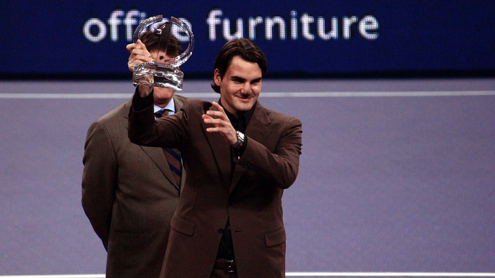 
                <strong>Roger Federer ist Weltranglisten-Erster</strong><br>
                Der Schweizer hat 2004 zum ersten Mal das Jahr als Weltranglisten-Erster abgeschlossen. Im März 2005 steht er auch an der Spitze des Rankings. Das 17 Jahre alte Talent Novak Djokovic liegt auf Platz 160 und Rafael Nadal hat noch nicht einmal die French Open gewonnen.
              