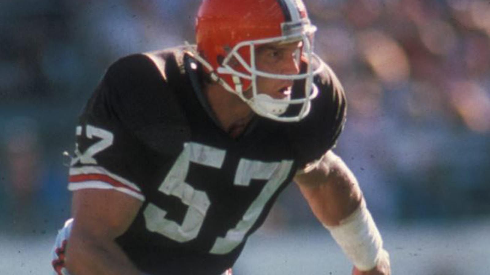 
                <strong>Clay Matthews Jr.</strong><br>
                Von 1978 bis 1996 war der Linebacker in der NFL aktiv und wurde in dieser Zeit vier Mal in den Pro Bowl gewählt. Außerdem ist er in der Ruhmeshalle der Cleveland Browns.
              