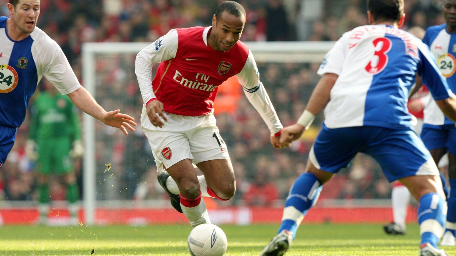 
                <strong>Thierry Henry (Spieler)</strong><br>
                Der Franzose gilt bis heute als einer, wenn nicht der beste Stürmer der Premier League. 174 Tore schoss er für den FC Arsenal in neun Spielzeiten, wurde vier Mal Torschützenkönig. Beim FC Barcelona krönte der Welt- und Europameister dann seine Vereinskarriere mit dem Triumph in der Champions League.
              