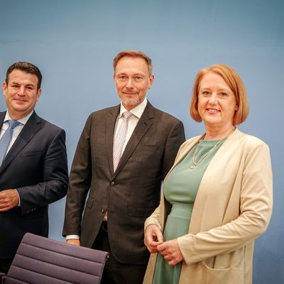 Hubertus Heil (SPD, l-r) Christian Lindner (FDP) und Lisa Paus (Bündnis 90/Die Grünen) bei der Pressekonferenz über die Kindergrundsicherung.