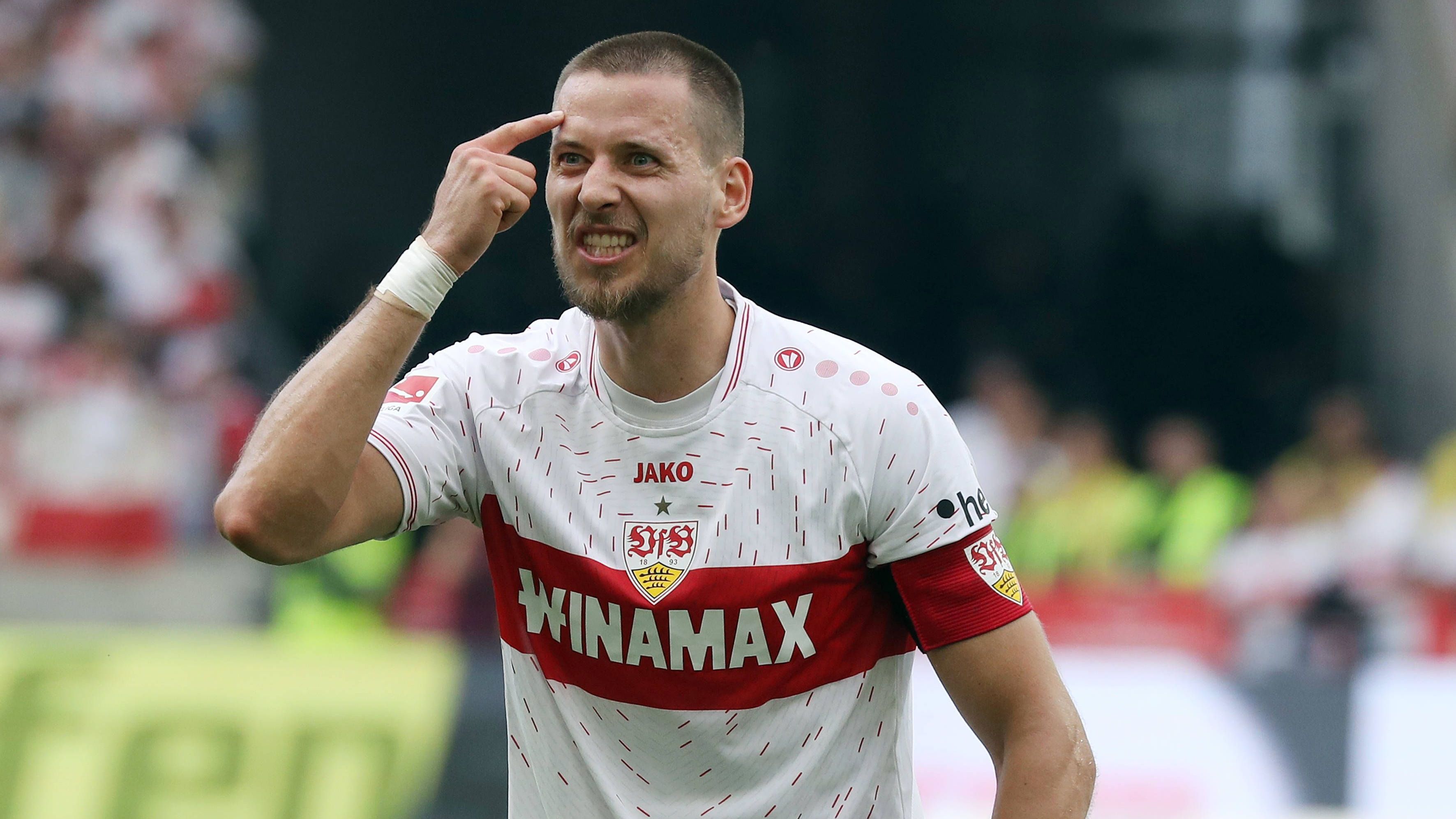 <strong>Waldemar Anton (VfB Stuttgart)</strong><br>Nationalspieler Waldemar Anton wechselt vom VfB Stuttgart zu Borussia Dortmund. Das bestätigten beide Bundesligaklubs. Der Innenverteidiger erhält beim Champions-League-Finalisten einen Vierjahresvertrag bis Juni 2028. Der BVB zog bei ihm die Ausstiegsklausel, die nach Medienberichten bei 22,5 Millionen Euro liegt.