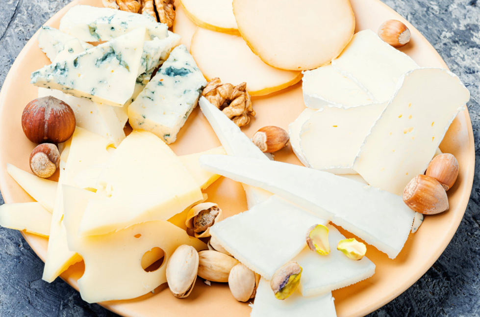 Eine Käseplatte beim Brunch mit unterschiedlichen Sorten wird die Käse-Liebhaber:innen unter Ihren Gästen begeistern. 