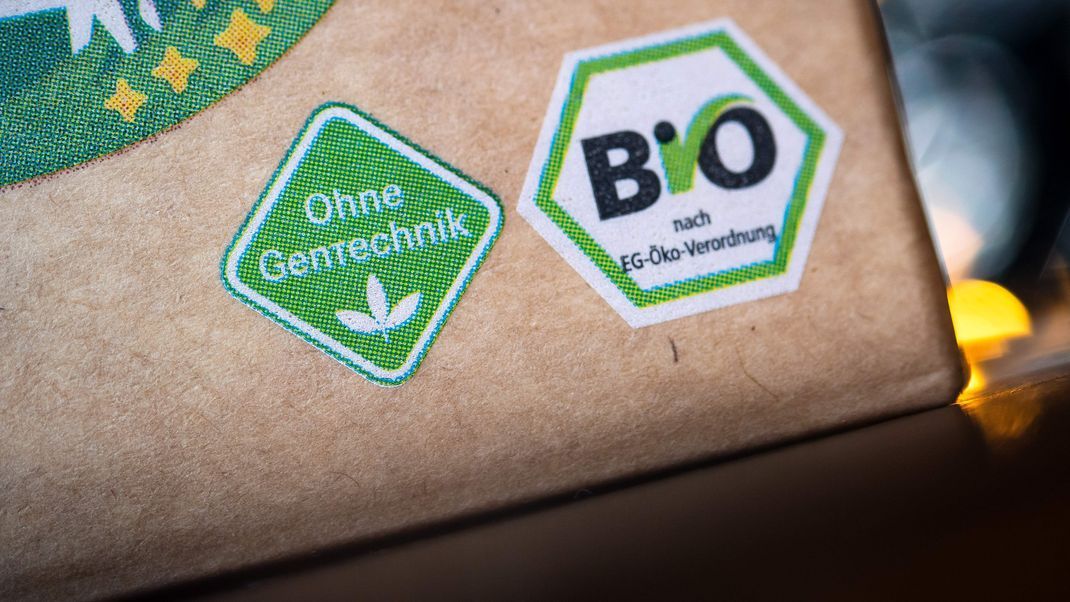 Das Logo «Ohne Gentechnik» und das Bio-Siegel "Bio nach EU-Öko-Verordnung" sind auf einer Lebensmittelverpackung zu sehen.