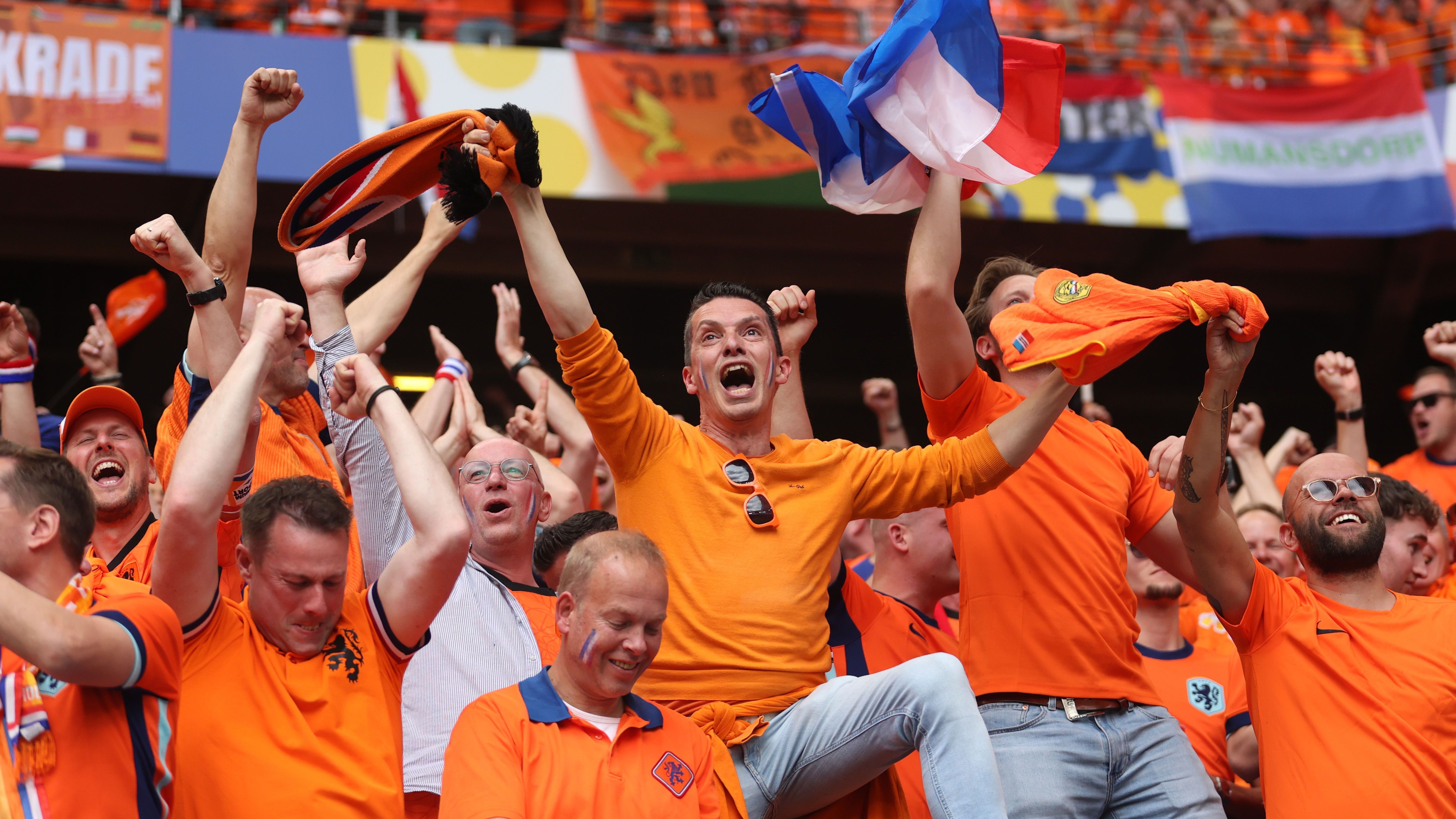 <strong>Oranje im Freudentaumel</strong><br>21:7-Torschussverhältnis - es war deutlicher, als das Ergebnis vermuten lässt. Die Niederlande gewinnt also ihr erstes EM-Spiel mit 2:1 gegen Polen. Wir freuen uns auf wilder Feierbilder aus Hamburg.