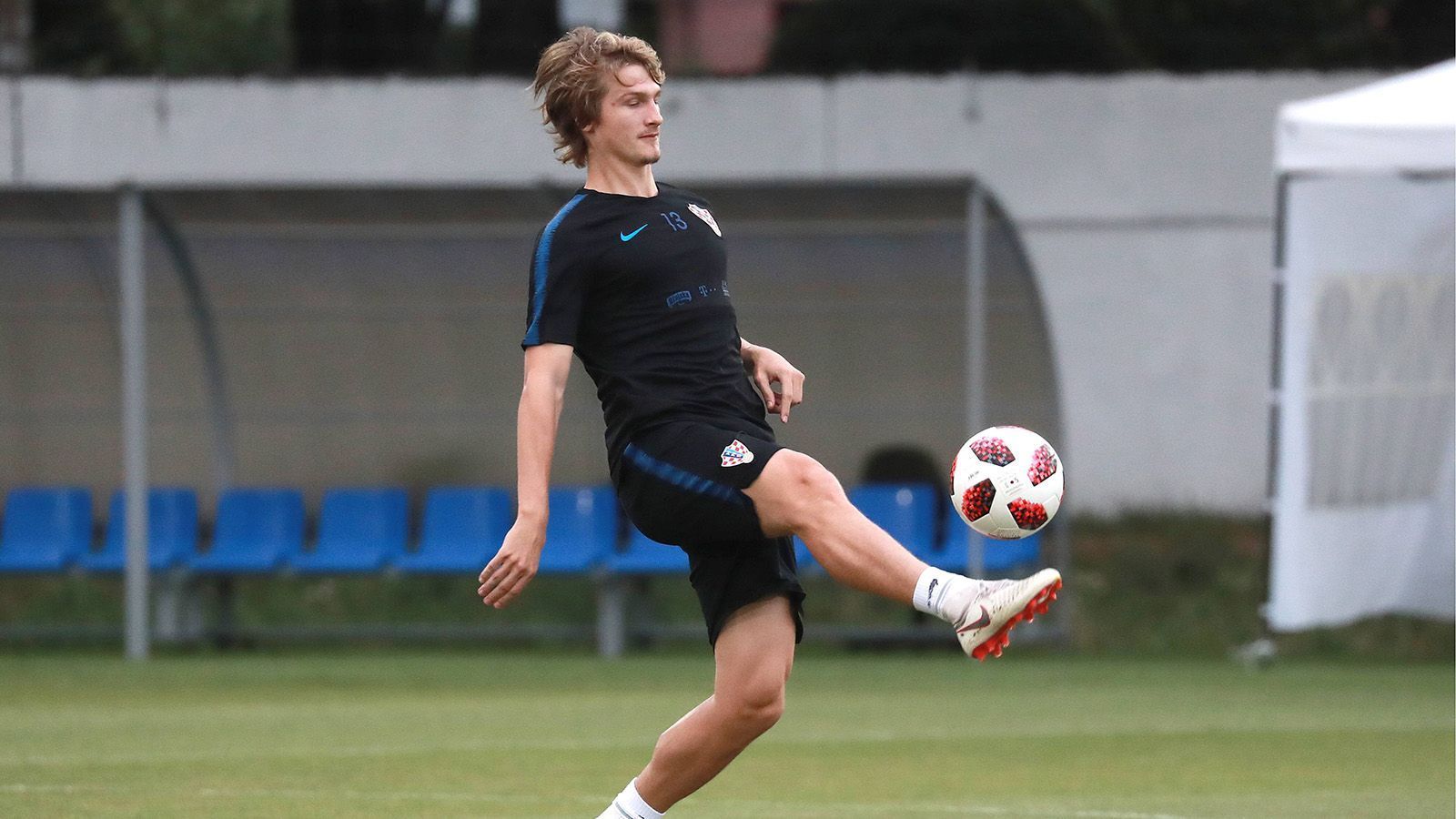 
                <strong>Tin Jedvaj (Kroatien)</strong><br>
                Tin Jedvaj spielt schon seit vier Jahren für Bayer Leverkusen. Erst wurde er für ein Jahr auf Leihbasis verpflichtet, 2015 wechselte er dann fest für sieben Millionen Euro vom AS Rom zu Bayer Leverkusen. Mittlerweile hat er 65 Bundesliga-Partien in seiner Statistik stehen, zwischenzeitlich wurde er aber von Verletzungen zurückgeworfen. 
              