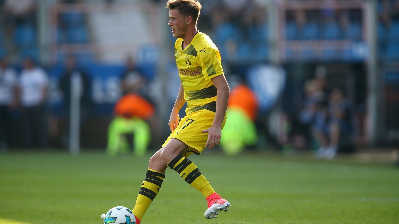 
                <strong>Erik Durm (Abgang Borussia Dortmund)</strong><br>
                Erik Durm kam in der vergangenen Saison bei Borussia Dortmund wegen Verletzungen kein einziges Mal zum Einsatz. Nun hat der Rechtsverteidiger einen neuen Klub gefunden: Huddersfield Town hat den Weltmeister von 2014 verpflichtet und mit einem Einjahresvertrag ausgestattet. Huddersfield hat zudem eine Option auf ein weiteres Jahr. Huddersfield-Coach David Wagner sagte zur Verpflichtung: "Einen Spieler von Eriks Qualität holt man nicht alle Tage. Er ist Weltmeister und hat auf allerhöchstem Niveau gespielt. Es ist ein großartiger Tag für Huddersfield Town."
              