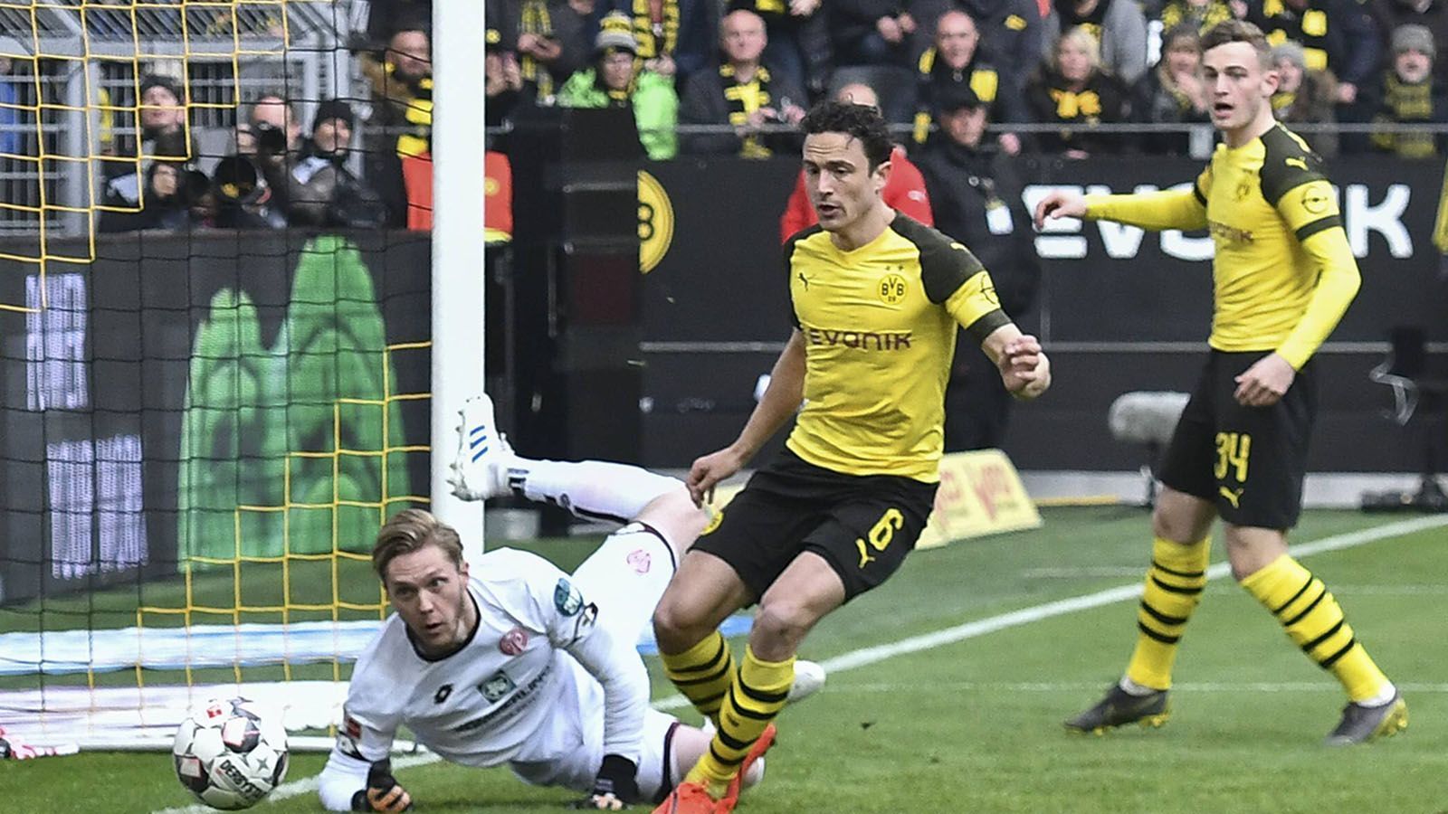 
                <strong>Thomas Delaney</strong><br>
                Wie Nebenmann Witsel mit vielen Freiheiten im zentralen Mittelfeld und folglich häufig am Ball. Gute Kopfballchance nach Eckball (6.) und mit starker Vorarbeit zum 2:0 von Sancho (24.). Überließ den Mainzern zum Start des zweiten Durchgangs zu viel Platz im Zentrum, die allerdings ohne Folgen blieb. Rennt im zweiten Abschnitt wie die gesamte Dortmunder Mannschaft häufig nur hinterher. ran-Note: 3
              