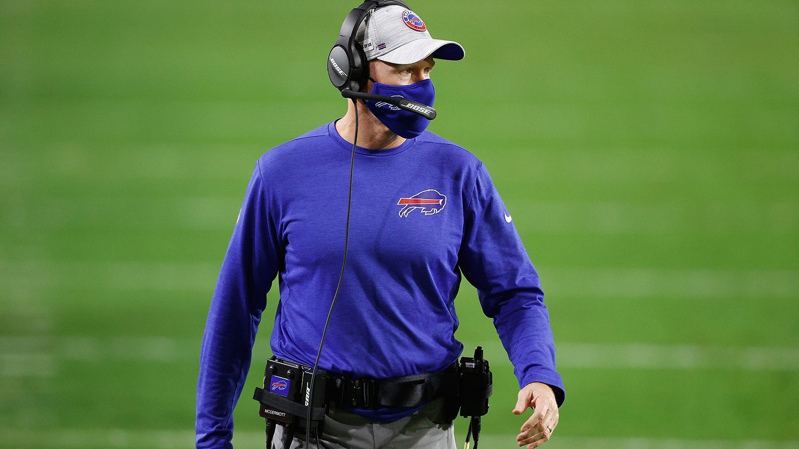 
                <strong>Coach of the Year: Sean McDermott (Buffalo Bills)</strong><br>
                Die überraschend gute Saison, die die Buffalo Bills spielen, ist auch ihrem Headcoach zu verdanken. Sein Team konnte sich in seinem vierten Jahr nicht nur zum dritten Mal für die Playoffs qualifizieren, die Bills träumen in diesem Jahr nicht ganz unberechtigt vom ganzen großen Wurf. Buffalo holte zum ersten Mal seit 1995 den Titel in der AFC East und landeten als Nummer zwei der AFC in der Postseason. Der Titel zum Coach of the Year ist Sean McDermott kaum zu nehmen, auch weil er schon im letzten Jahr in der Verlosung war (Sieger: John Harbaugh, Baltimore Ravens). 
              