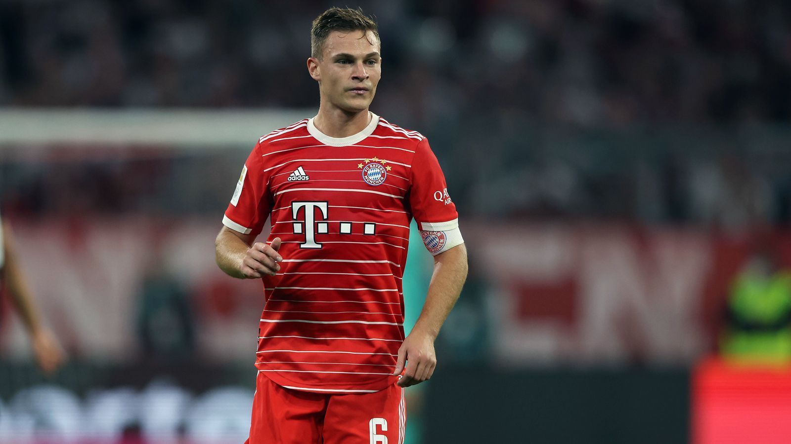 
                <strong>Joshua Kimmich</strong><br>
                Wie immer mit vielen Ballkontakten bei den Bayern (dieses Mal die zweitmeisten nach Upamecano) und daher häufig Ausgangspunkt der Münchner Angriffe. Ansonsten wenig nennenswerte Szenen außer beim 1:3 von Widmer, als er zu spät kommt. ran-Note: 3
              