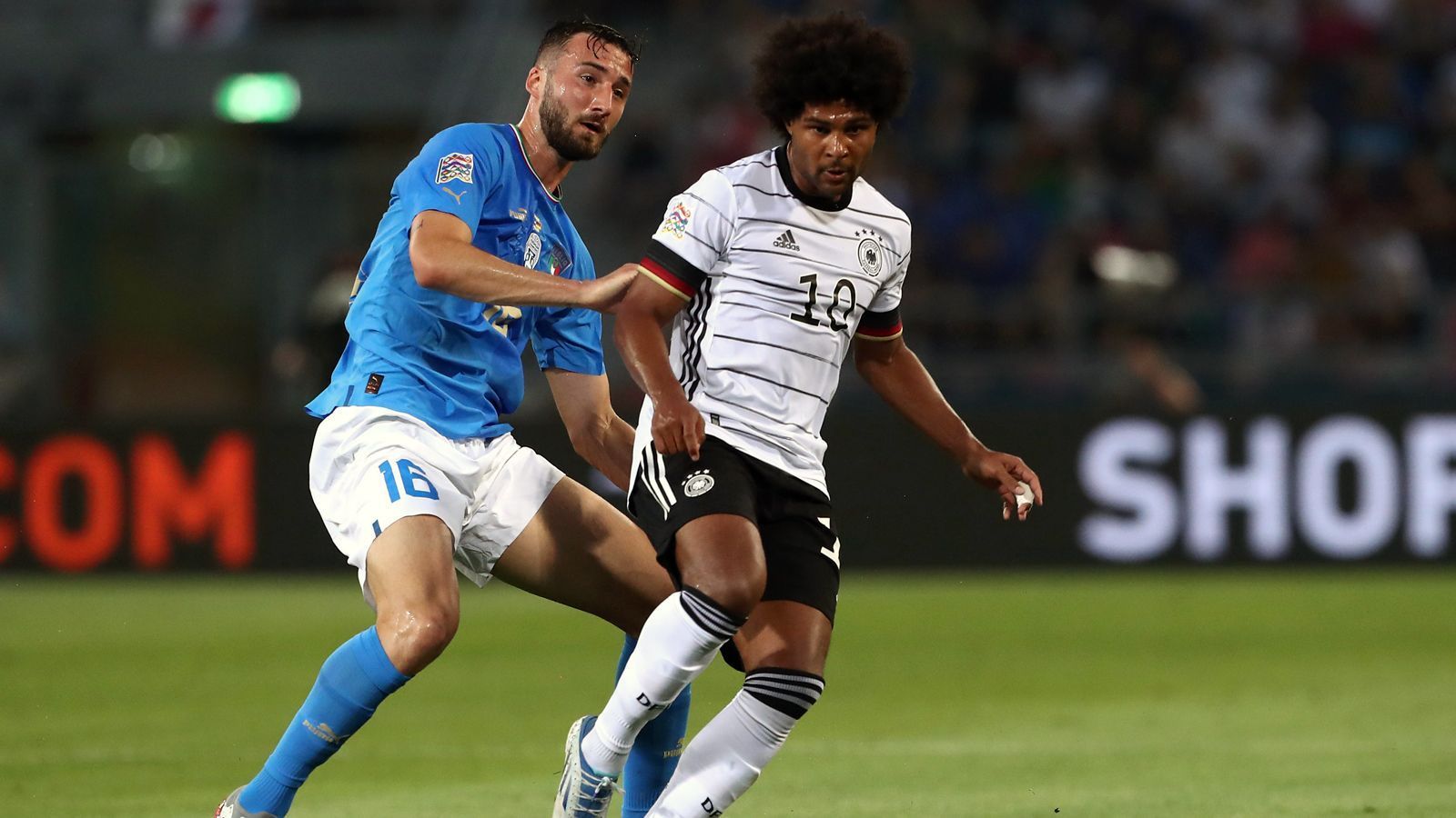 
                <strong>Serge Gnabry</strong><br>
                Hat die erste Großchance für das DFB-Team mit seiner starken Technik. Insgesamt sehr bemüht, dem Spiel seinen Stempel aufzudrücken. Vergibt eine weitere Chance vor der Pause. Im zweiten Durchgang nicht mehr so auffällig. ran-Note: 3
              