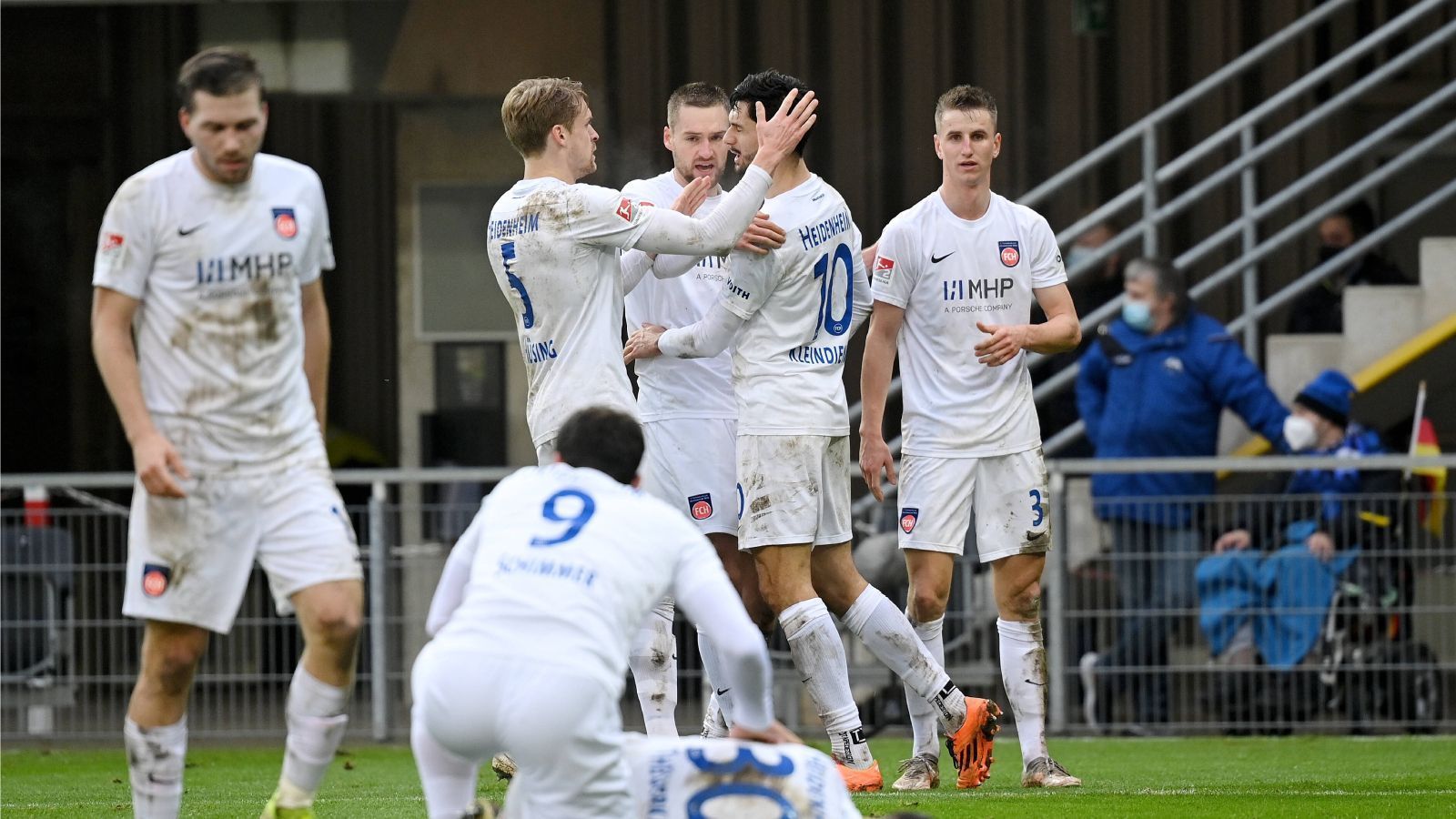 
                <strong>Platz 6: 1. FC Heidenheim (30 Punkte)</strong><br>
                Der Außenseiter im dicht gedrängten Aufstiegsrennen ist der 1. FC Heidenheim. Zum Verein um Kult-Trainer Frank Schmidt gibt es gar nicht so viel neues zu sagen, seit ihrem Aufstieg 2013 ist der FCH quasi immer im Aufstiegsrennen mehr oder weniger stark vertreten - und das völlig verdient. Heidenheim kann auf eine gute Mischung aus jungen und erfahrenen Spielern zählen und hat mit Tim Kleindienst vorne einen Torjäger. Wie bereits 2020, als der FCH die Relegation gegen Werder Bremen erreichte, können die Rot-Blauen die Underdog-Rolle nutzen um sich auf einen der ersten drei Plätze zu schleichen, das Potenzial ist da.
              