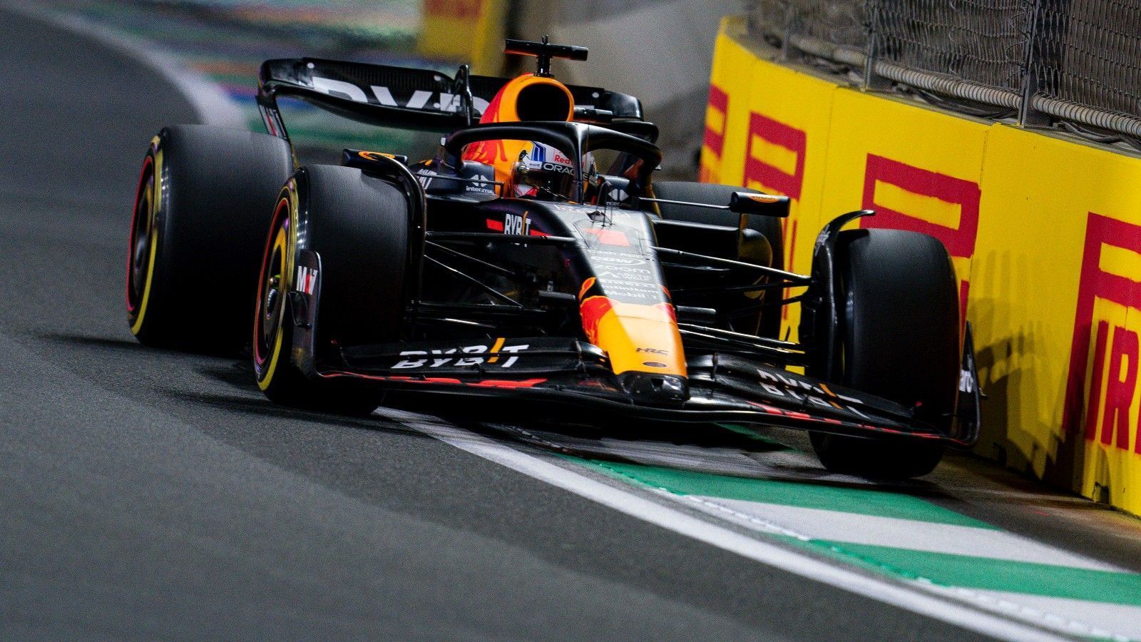 
                <strong>Gewinner: Max Verstappen</strong><br>
                Der zweimalige Weltmeister präsentiert sich wieder einmal als Gewinner auf der ganzen Linie. Weil er aufgrund eines technischen Defekts im Qualifying nur auf Rang 15 fuhr, muss er im Rennen eine Aufholjagd starten. Dies gelingt ihm auch - und wie. Ein Auto nach dem anderen muss daran glauben, nur an Teamkollege Sergio Perez kommt er nicht vorbei. Weil er sich, entgegen der Ansage bei Red Bull, zum Rennende auch noch den Extrapunkt für die schnellste Rennrunde sichert, bleibt er Führender in der WM-Wertung. Und das alles, obwohl er zu Beginn der Woche noch mit hohem Fieber im Bett lag. 
              