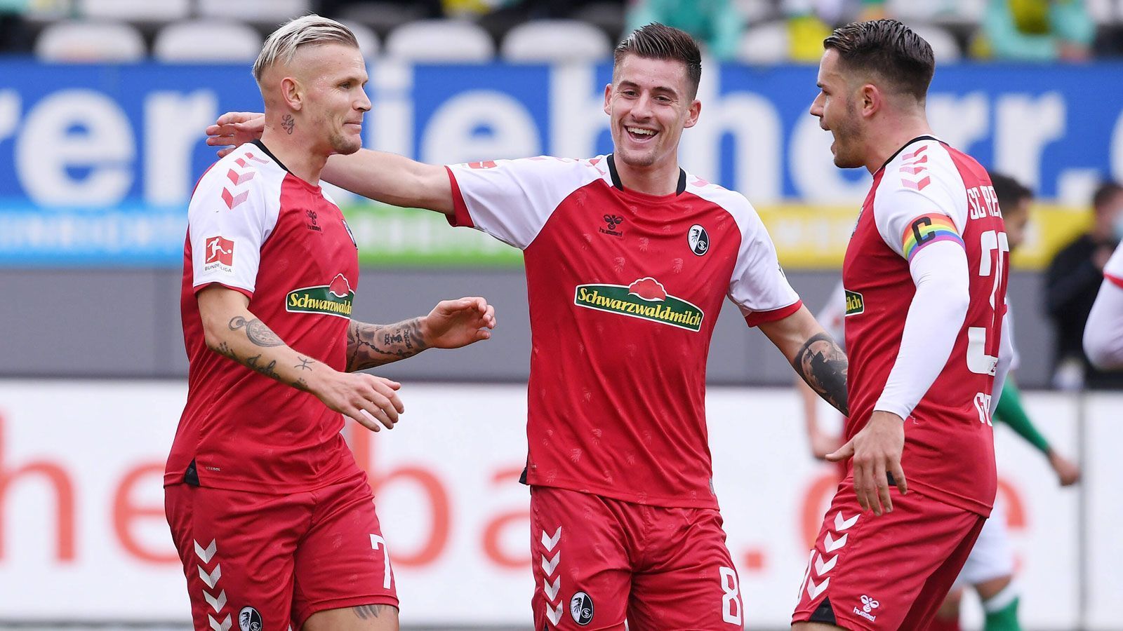 
                <strong>10. Platz: SC Freiburg (37 Punkte)</strong><br>
                Jahr für Jahr geht es beim SC Freiburg vornehmlich darum, sich aus dem Abstiegskampf herauszuhalten - in der Spielzeit 2020/21 bislang mit Erfolg, die Bundesliga-Zugehörigkeit ist auch für die kommende Spielzeit so gut wie sicher. "Warum sollten wir nicht hinschauen?", fragte SC-Kapitän Christian Günter Ende März in Anspielung auf die Europa League. Durch die knappe Niederlage gegen Borussia Mönchengladbach (1:2) erlitten die Hoffnungen auf das internationale Geschäft zwar einen kleinen Dämpfer, noch ist aber alles möglich. Besonders die noch ausstehenden Spiele machen Hoffnung: Aus der oberen Tabellenhälfte warten lediglich die SGE und der FCB auf die Breisgauer. In der ersten Saisonhälfte sammelte der SCF aus den letzten sieben Partien starke 16 Zähler - sollte dies auch in der Rückrunde gelingen, stehen die Chancen auf die erste Europa-League-Teilnahme seit acht Jahren hervorragend.
              