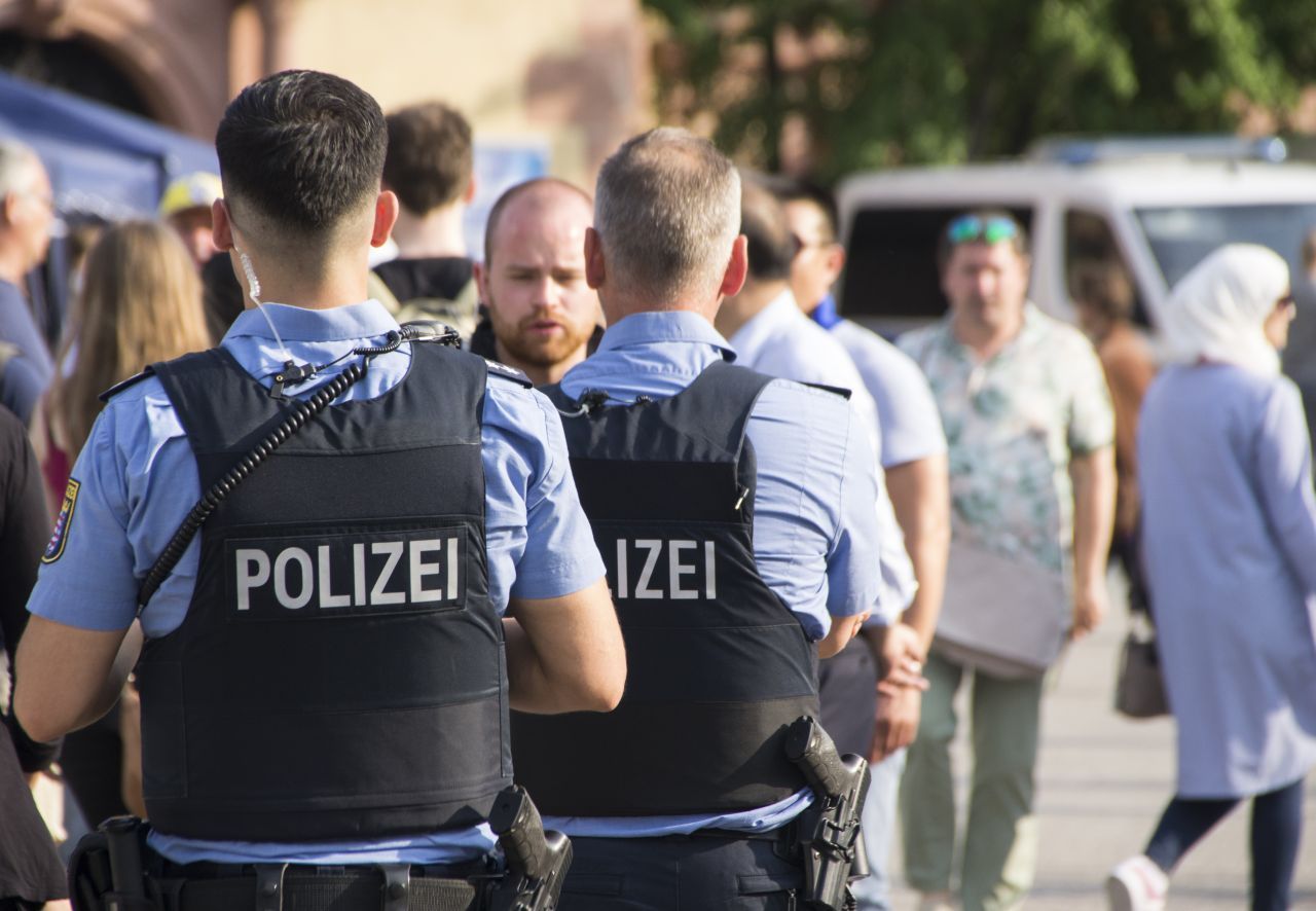 In den meisten Bundesländern (außer in Bayern) darf die Polizei Personen nicht ohne Anlass kontrollieren. Wollen Polizist:innen dich kontrollieren, müssen sie das begründen.