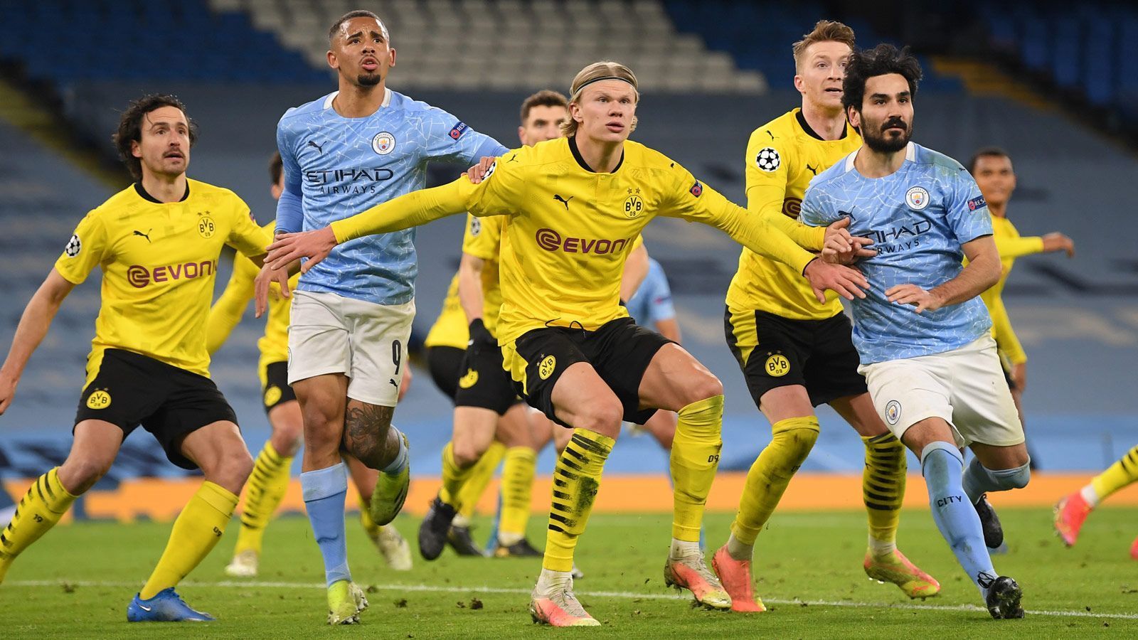 
                <strong>Knappes 1:2 bei Manchester City: Die BVB-Stars in der Einzelkritik</strong><br>
                Borussia Dortmund hat sich in der Champions League nach einem engagierten Auftritt bei Manchester City eine gute Ausgangsposition gesichert. Zwar verloren die Borussen mit 1:2, allerdings boten sie der Übermannschaft von Pep Guardiola lange Paroli. Mit einer ähnlich couragierten Leistung und einem Ticken mehr Glück, ist in Dortmund auch ein Sieg drin. ran.de hat die BVB-Akteure in der Einzelkritik bewertet.
              