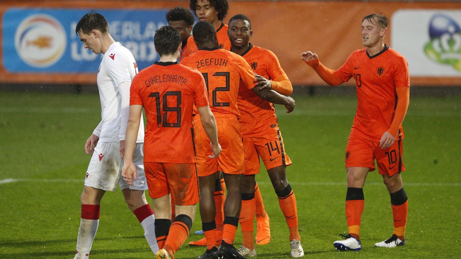 
                <strong>Niederlande: Ballermaschine mit 46 Toren</strong><br>
                Auch in der Qualifikation zur U21-EM 2021 ließ das Team von Bondscoach Marcel Groninger nichts anbrennen. Mit neun Siegen und nur einer Niederlage setzte sich das Team problemlos in Gruppe 7 durch - dank des Torverhältnisses von 46:5 am Ende sogar noch vor den punktgleichen Portugiesen, die im Gegensatz zu den Niederlanden letztlich nur 29:9-Treffer vorzuweisen hatten.
              