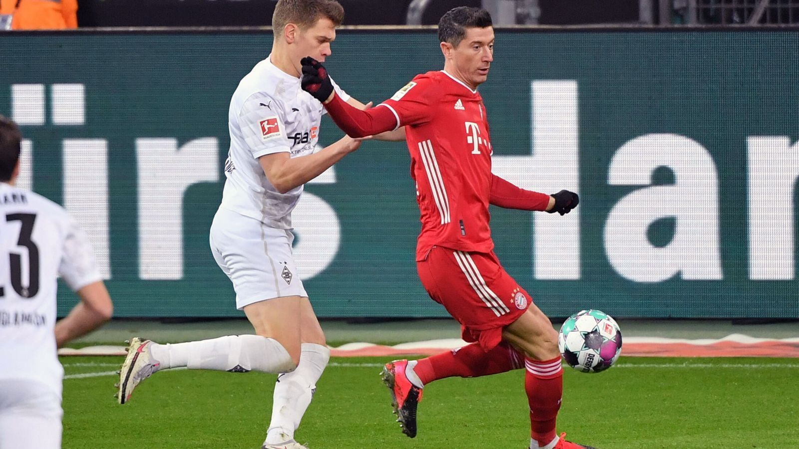
                <strong>Robert Lewandowski</strong><br>
                Der amtierende Weltfußballer findet im Zentrum kaum Raum und lässt sich daher ab und zu auf die beiden Flügel fallen. Trifft zuverlässig vom Elfmeterpunkt und markiert mit dem zwischenzeitlichen 1:0 seinen 20. Saisontreffer. Ansonsten wird der Pole von der Gladbacher Abwehr gekonnt aus dem Spiel genommen und bekommt generell wenig Bälle. ran-Note: 4
              