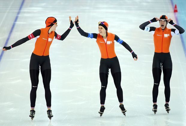 
                <strong>Eisschnelllauf, Teamverfolgung, Damen - Gold - Niederlande</strong><br>
                Auch die niederländischen Damen holen Gold im Eisschnelllauf! Freuen können sich Marrit Leenstra, Jorien ter Mors und Ireen Wüst.
              