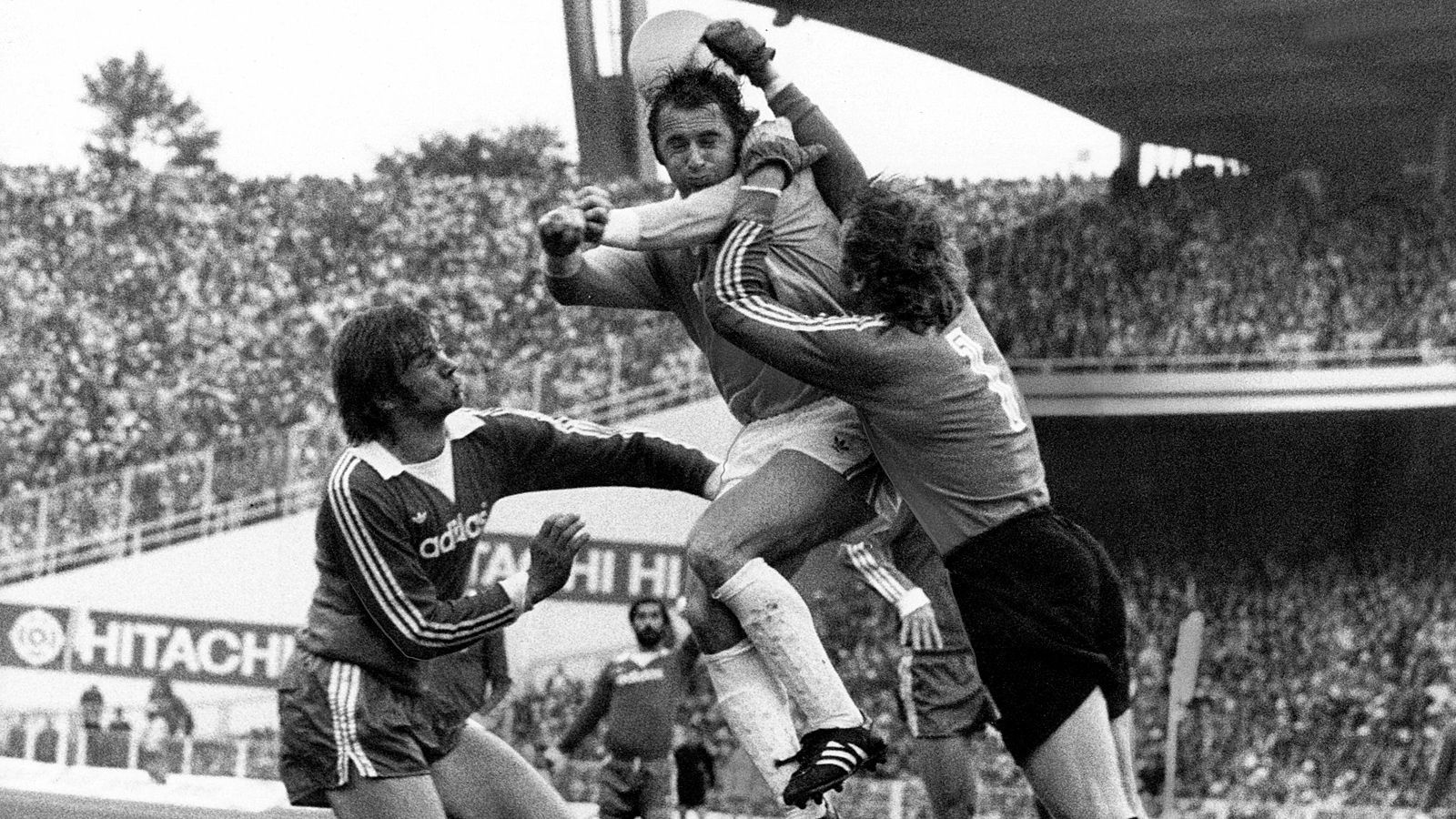 
                <strong>Hamburger SV - FC Bayern München 5:0 (1976/77)</strong><br>
                Die Saison 1976/77 war keine besonders gute für den heutigen Rekordmeister Bayern München. Am Ende wurde man nur Siebter in der Bundesliga und kassierte im Laufe der Spielzeit auch eine der bis heute höchsten Niederlagen. Am 28. Spieltag setzte es eine 0:5-Klatsche beim Hamburger SV. Willi Reimann (Mi.) gelang in dieser Szene schon in der 21. Minute das zwischenzeitliche 2:0 für die Gastgeber. 
              