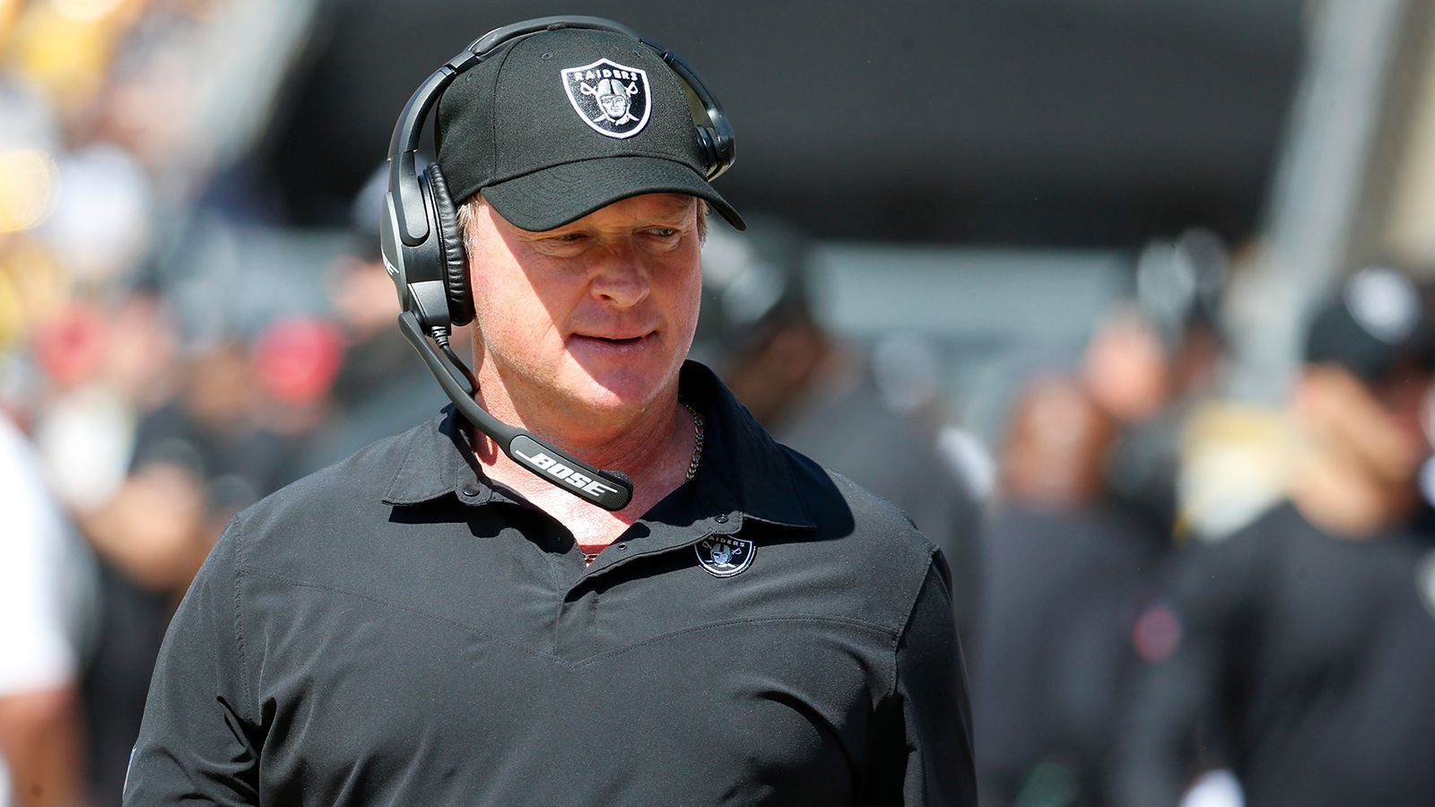
                <strong>Jon Gruden: Coaching-Änderungen zeigen Wirkung</strong><br>
                Auch Jon Gruden zeigt sich bisher von einer guten Seite. Als General Manager hat er sicherlich in den vergangenen Jahren fragwürdige Entscheidungen getroffen, aber als Play-Designer zählt er zu den besseren Coaches der Liga. Gruden versteht es, seine Offensiv-Stars einzusetzen. Zudem vertraut er Carr deutlich mehr als in den Jahren zuvor. Die Raiders laufen in der aktuellen Spielzeit bei lediglich 32 Prozent der Plays den Ball, vergangene Saison lag der Wert noch bei 44 Prozent. 
              