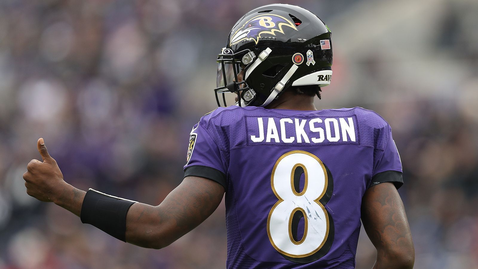 
                <strong>Lamar Jacksons Vertrag in Zahlen</strong><br>
                Lamar Jackson wird 2023 mit 22 Millionen US-Dollar gegen den Salary Cap gerechnet. Platz fünf unter allen Quarterbacks – fast noch eine "normale" Summe. 2024 sind es 33 Millionen und 2025 bereits 43,5 Millionen. Laut NFL-Analyst Warren Sharp hatte noch nie ein NFL-Spieler einen Cap Hit von über 40 Millionen US-Dollar zum Saisonstart. Und ab 2026 wird es richtig schwierig.
              