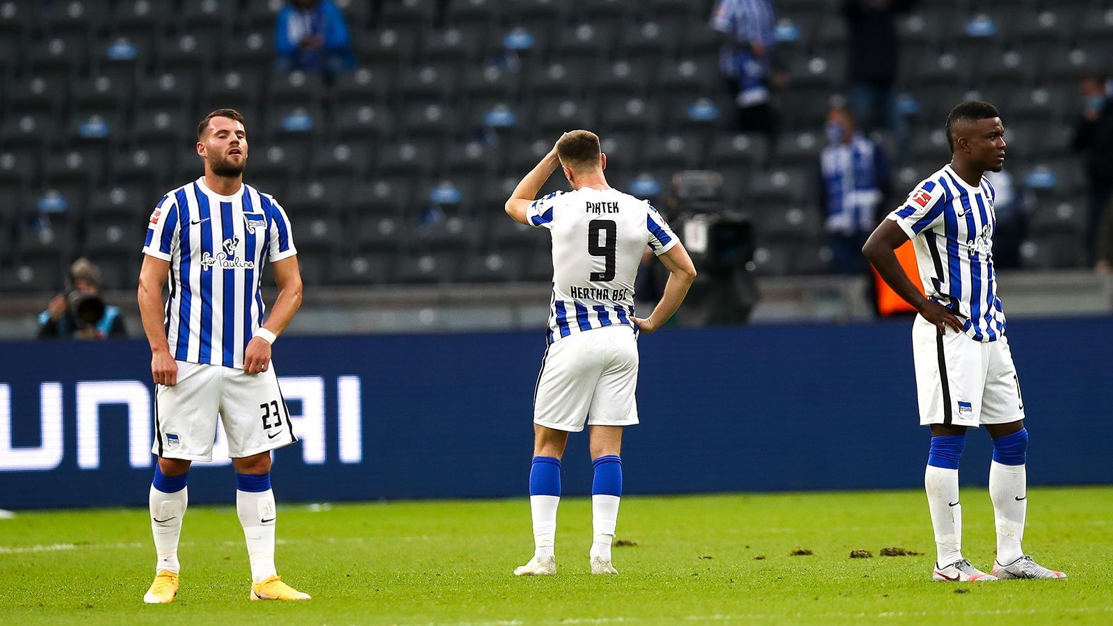 
                <strong>Hertha BSC</strong><br>
                Der Big City Club ist trotz millionenschwerer Einkäufe im Sommer auf Rang 14 abgerutscht. Bei den Berlinern könnte sich dem Vernehmen nach etwas in der Offensive tun: Italienische Medien berichten von einem Abschied des Angreifers Krzysztof Piatek in Richtung Florenz. "Le10Sport" bringt für diesen Fall einen möglichen Ersatz ins Spiel: Luka Jovic, der per Leihe von Madrid kommen könnte.
              