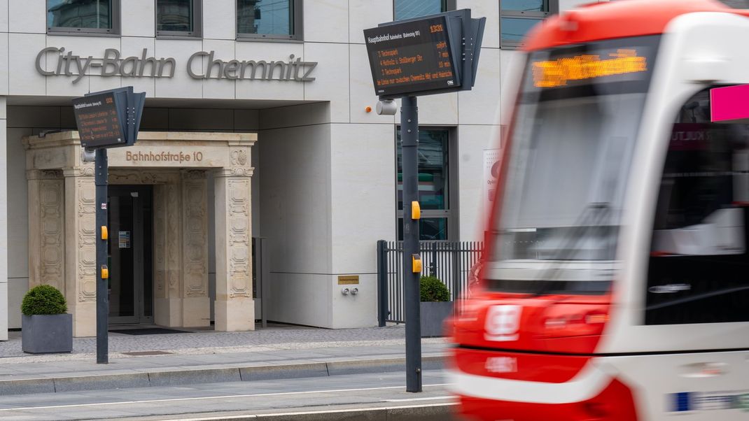 Ein Triebwagen der City-Bahn Chemnitz GmbH fährt vor der Firmenzentrale in Chemnitz vorüber. Das kommunale Eisenbahnverkehrsunternehmen bedient das sogenannte Chemnitzer Modell sowie weitere Linien im Raum Chemnitz.