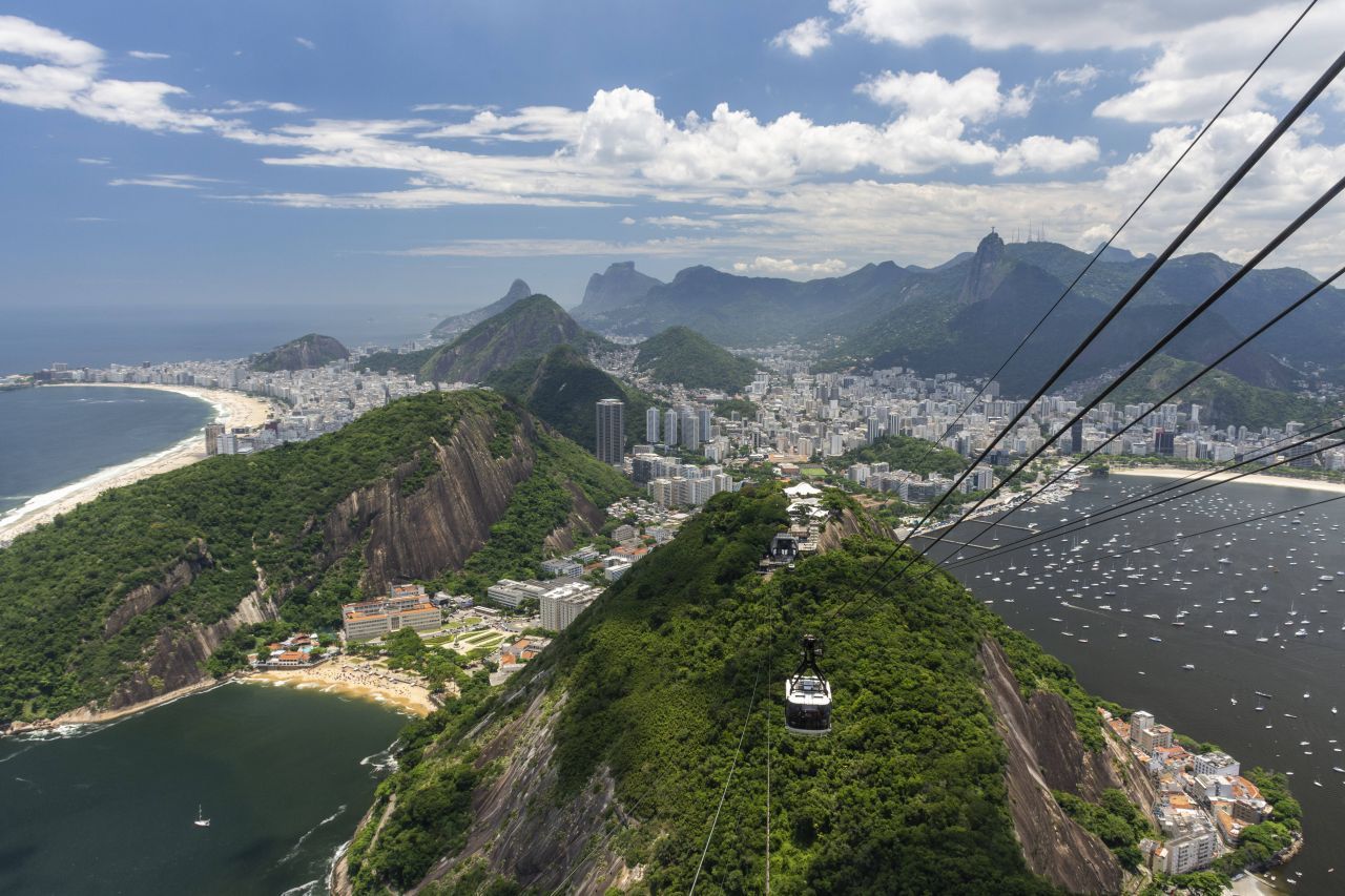 Einen paradiesischen Ausblick über die Guanabara-Bucht hat man vom Zuckerhut aus. Der aus dem Meer aufragende, 396 Meter hohe, steilwandige Granitfelsen erhielt seinen Namen aufgrund seiner Form. Eine Seilbahn (rundherum verglast) bringt Besucher nach oben. Auf dem Gipfel gibts mehrere Aussichtsplattformen und Souvenir-Shops. 