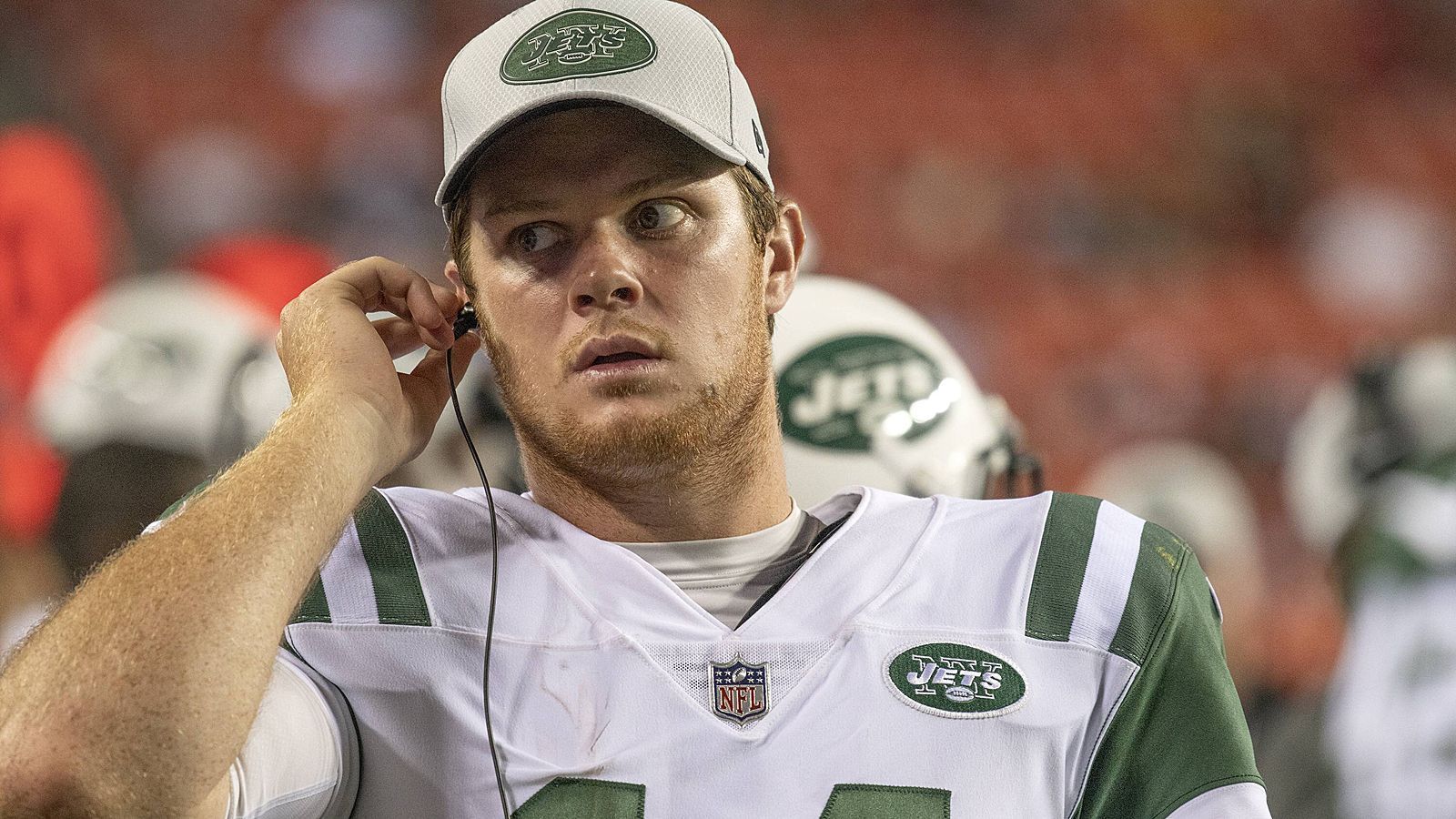 
                <strong>Week 1: Jüngster Starting Quarterback am ersten Spieltag</strong><br>
                Kaum in der NFL angekommen, schon übernimmt Sam Darnold den ersten Rekord. Beim 48:17 seiner New York Jets bei den Detroit Lions avancierte der dritte Pick des diesjährigen Draft mit 21 Jahren und 97 Tagen zum jüngsten Quarterback, der jemals in Week 1 startete. Dass sein erster Wurf im Spiel einen Pick Six verursachte, verschweigen wir an dieser Stelle mal. Oh. Ups.
              