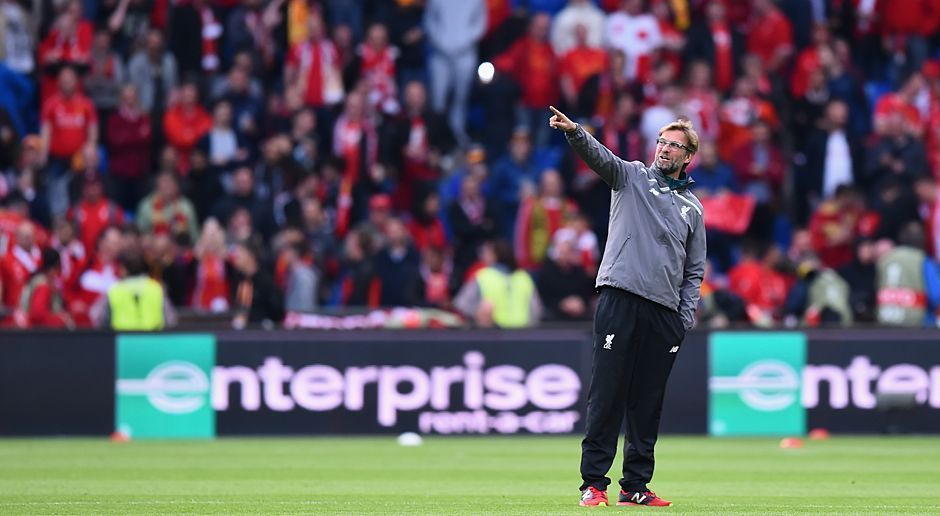 
                <strong>Jürgen Klopp FC Liverpool</strong><br>
                Lange vor Anpfiff ist Klopp noch ganz entspannt. Der Trainer läuft über den Rasen und entdeckt Bekannte auf der Tribüne.
              