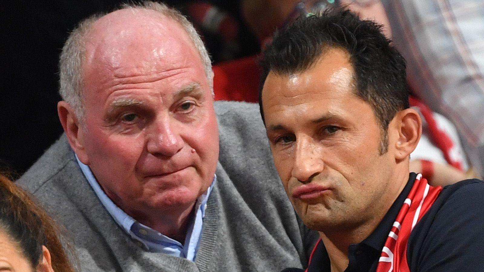 
                <strong>Beförderung von Hasan Salihamidzic</strong><br>
                Als eine der letzten Amtshandlungen gilt die von Uli Hoeneß gewünschte Beförderung von Hasan Salihamidzic vom Sportdirektor zum Sportvorstand. In seiner letzten Aufsichtsrat-Sitzung als Vorsitzender bestimmt der FC Bayern den Ex-Profi ab 2020 in den Vorstand zu befördern. Einen Tag zuvor ruft Hoeneß sogar live im TV an und macht seinem Ärger über die öffentliche Berichterstattung über Salihamidzic Luft. Auch wenn der 67-Jährige nicht mehr an der Spitze des FC Bayern stehen wird, kann man auch in Zukunft wohl davon ausgehen, dass sich Hoeneß klar und meinungsstark äußern wird. Ebenso, wie Fußballdeutschland ihn kennt. "Der eine oder andere Journalist wird sich jetzt schon gefallen lassen müssen, dass ich die Abteilung Attacke wieder ausfahre, jetzt wo ich dann keine offizielle Funktion mehr habe", kündigte er bereits an.
              